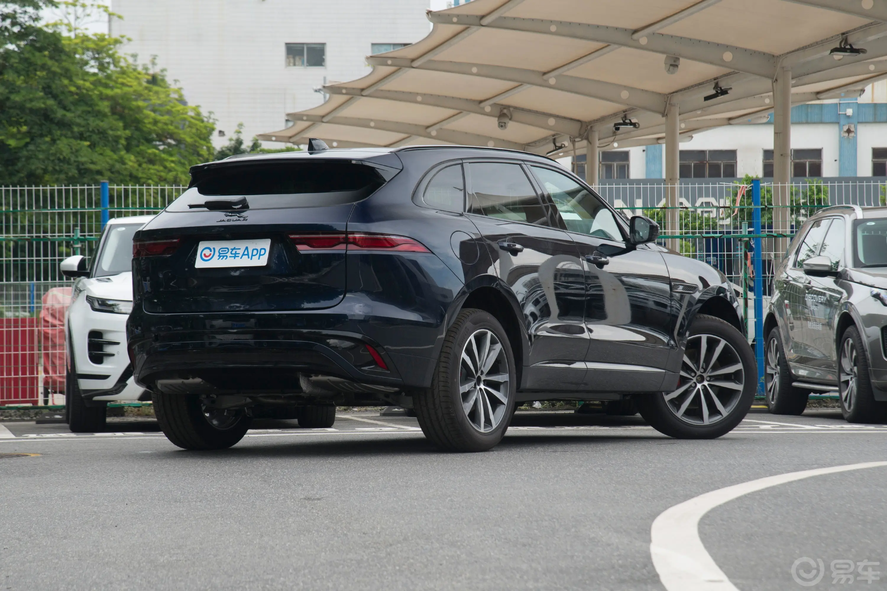 捷豹F-PACE250PS R-DYNAMIC SE侧后45度车头向右水平