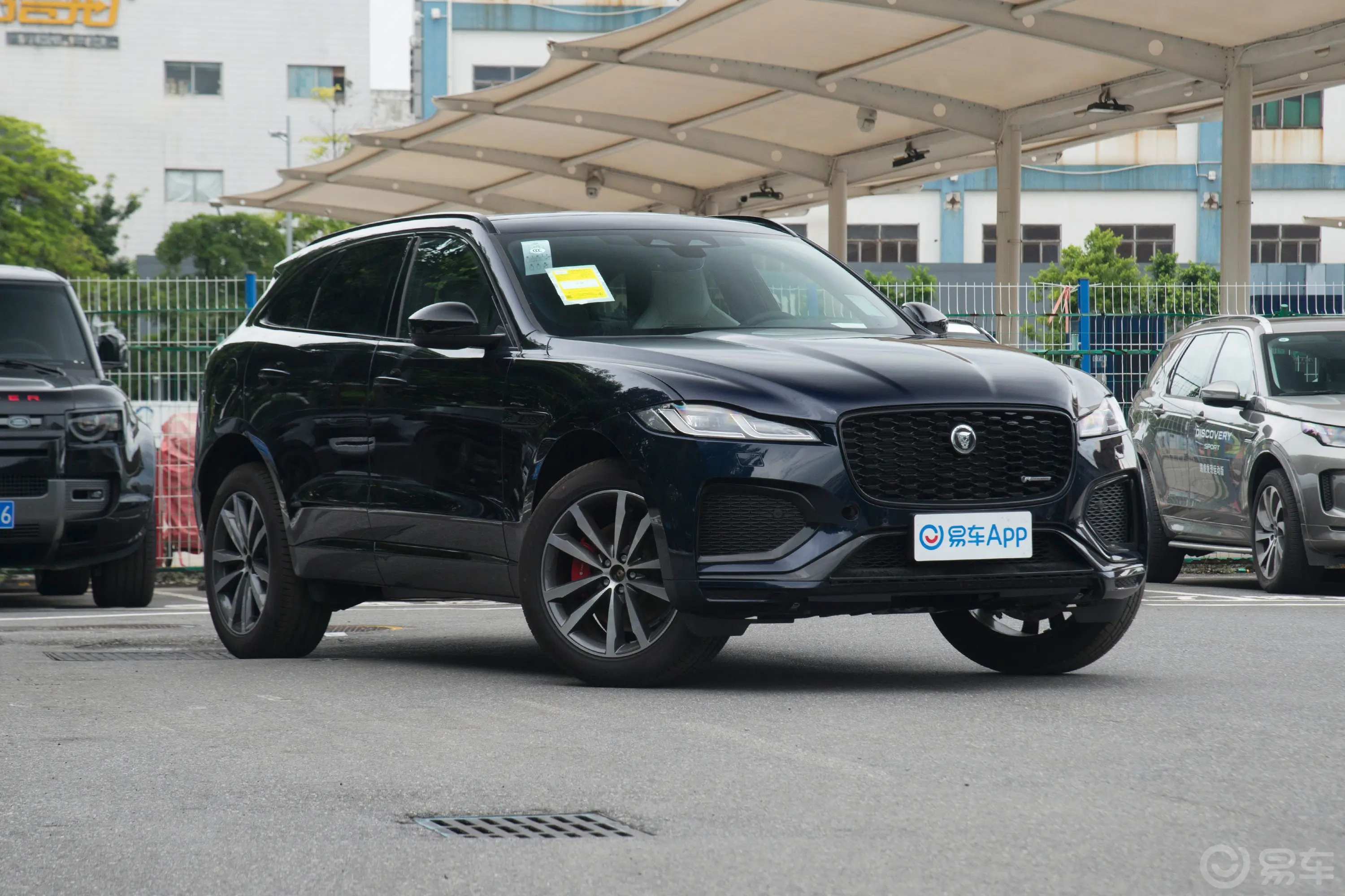 捷豹F-PACE250PS R-DYNAMIC SE侧前45度车头向右水平