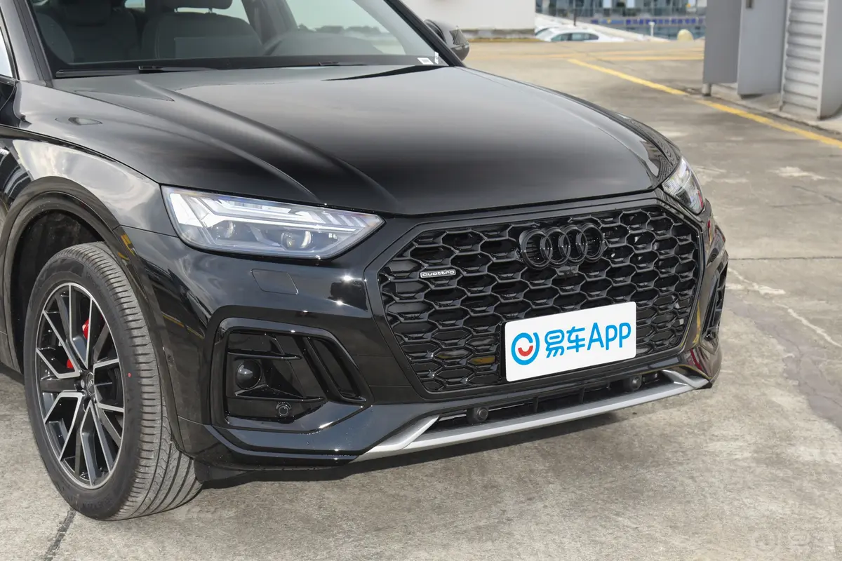 奥迪Q5L Sportback45 TFSI 豪华型前格栅侧俯拍