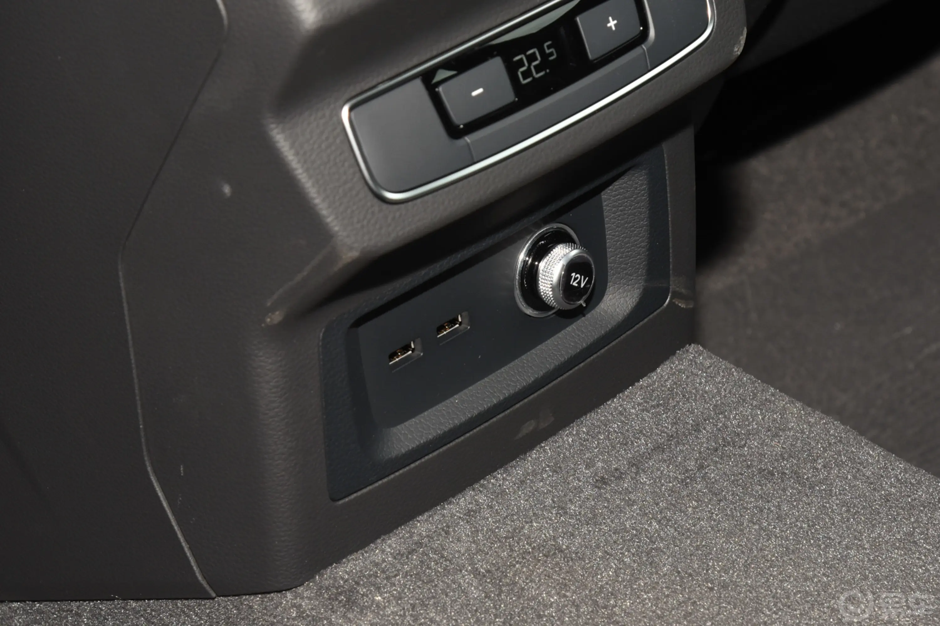奥迪Q5L Sportback45 TFSI 豪华型后排充电口