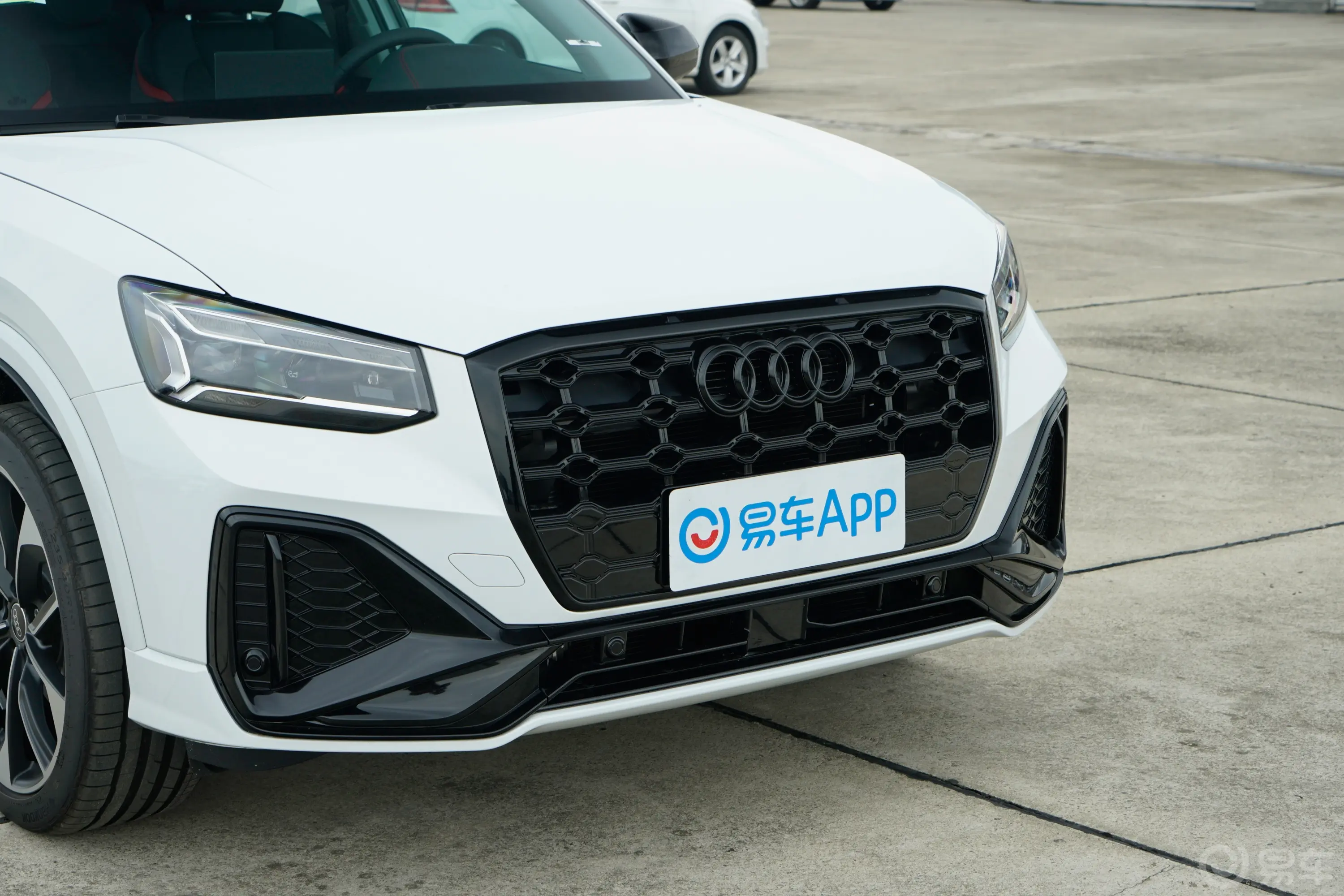 奥迪Q2L35 TFSI  豪华动感型前格栅侧俯拍