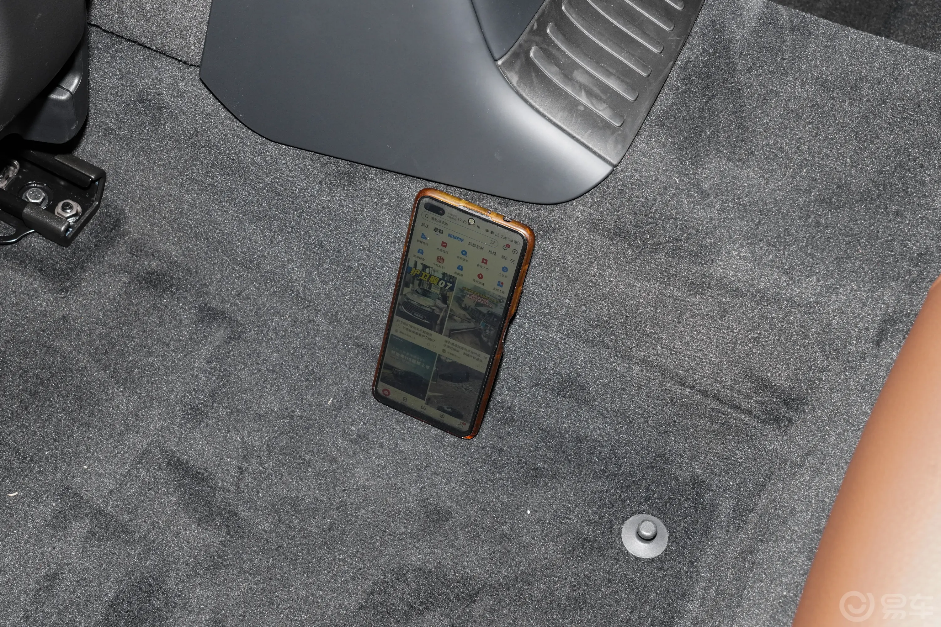 沃尔沃S90新能源T8 80km 长续航智逸豪华版后排地板中间位置