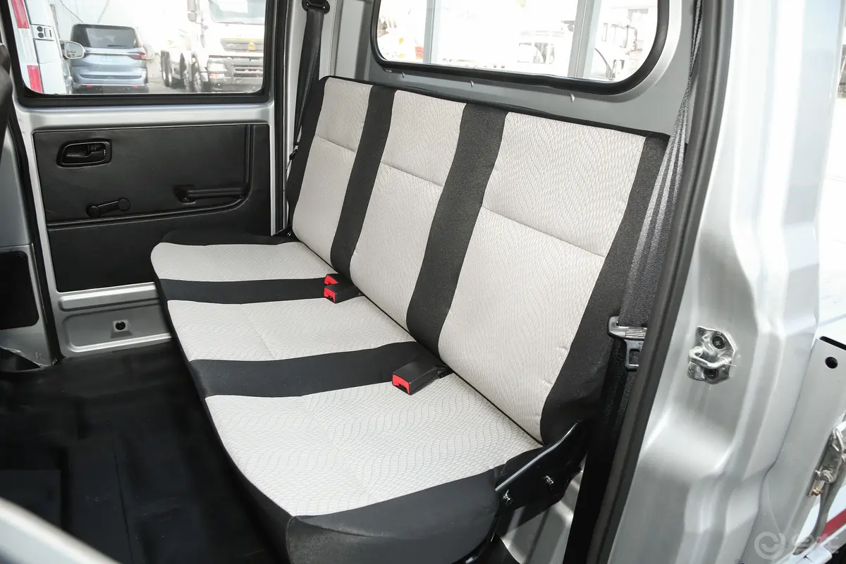 新豹T3东安1.6L 2.52米栏板双排单后轮舒适版后排座椅