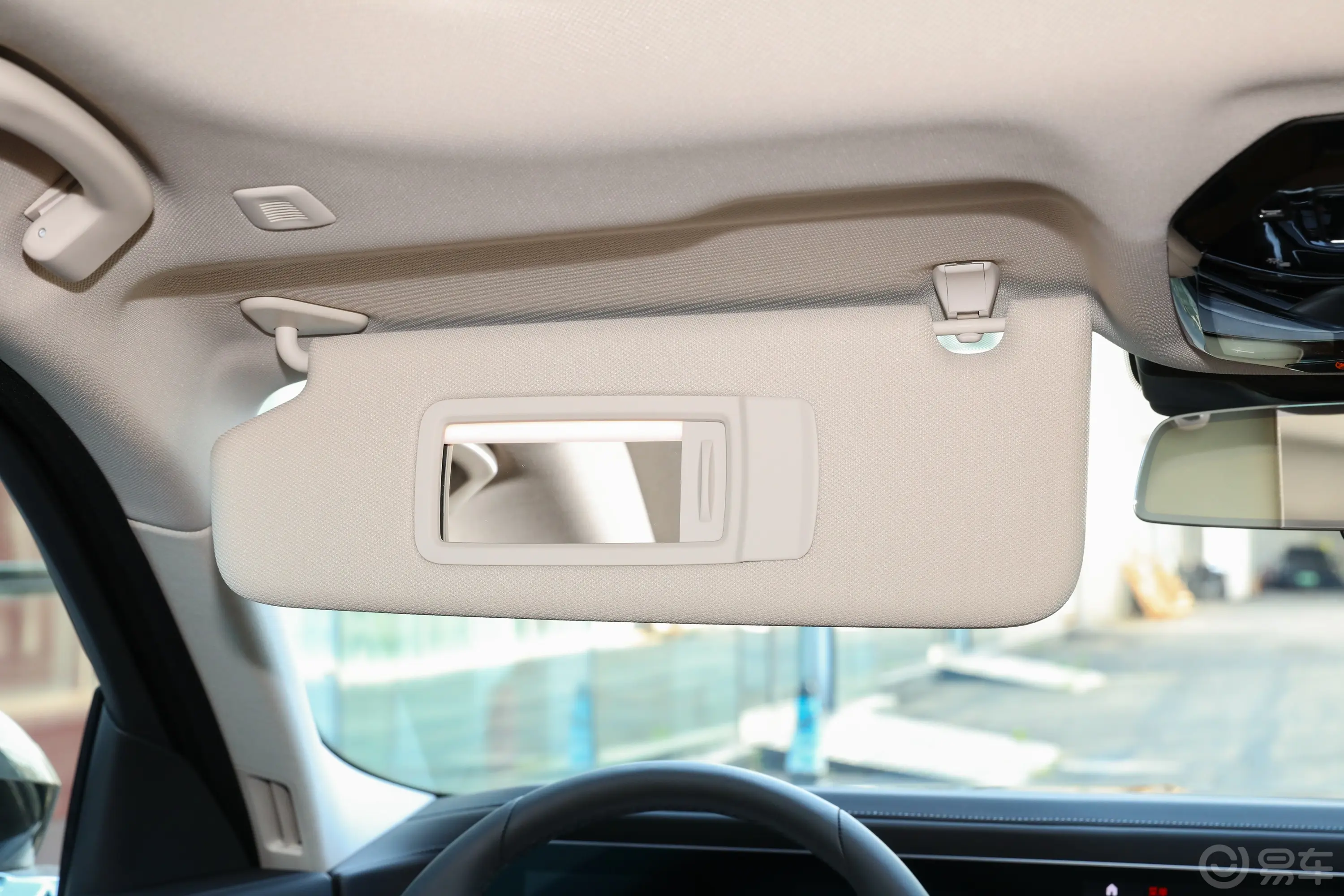 宝马i7eDrive50L 领先型 豪华套装驾驶位遮阳板