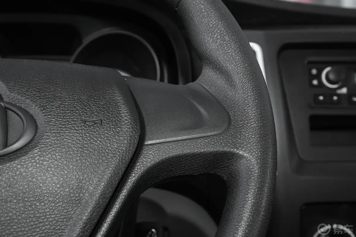 新豹T3东安1.6L 2.52米栏板双排单后轮舒适版右侧方向盘功能按键