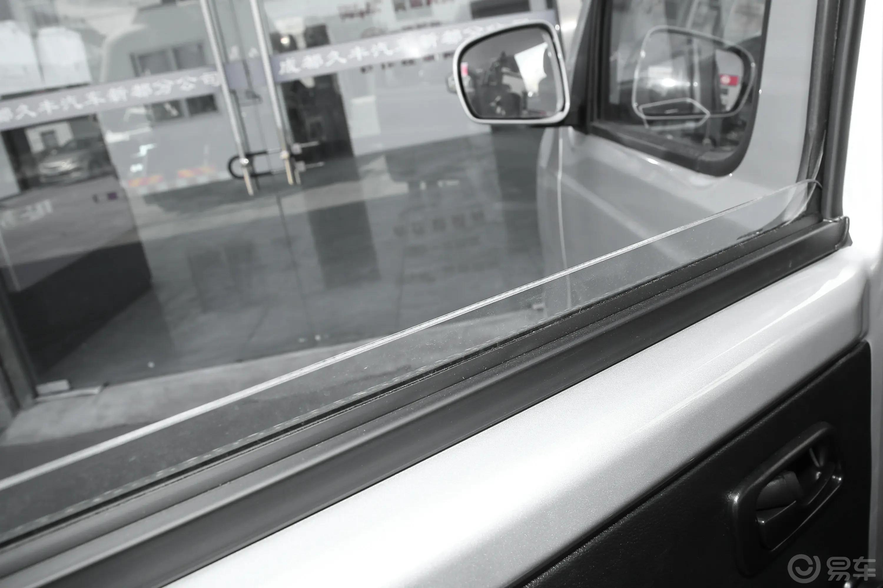 新豹T3东安1.6L 2.52米栏板双排单后轮舒适版后排玻璃材质特写