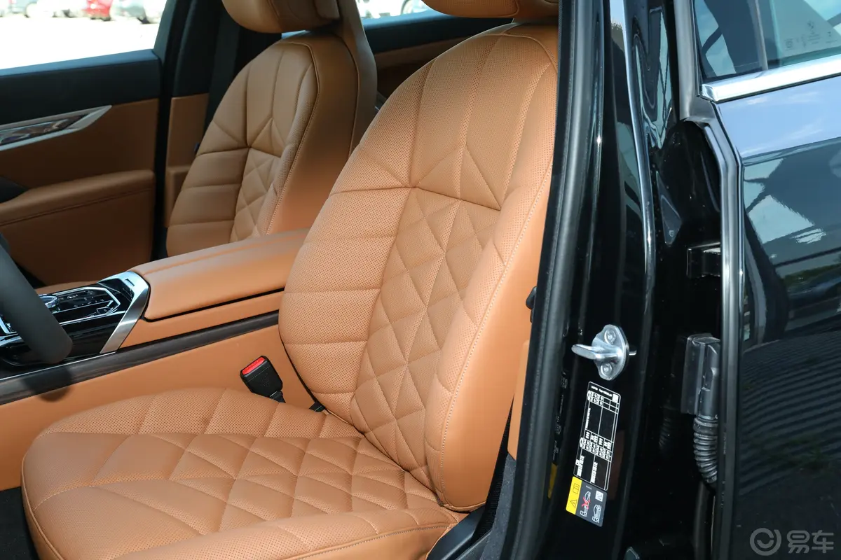 宝马i7eDrive50L 领先型 豪华套装主驾驶位