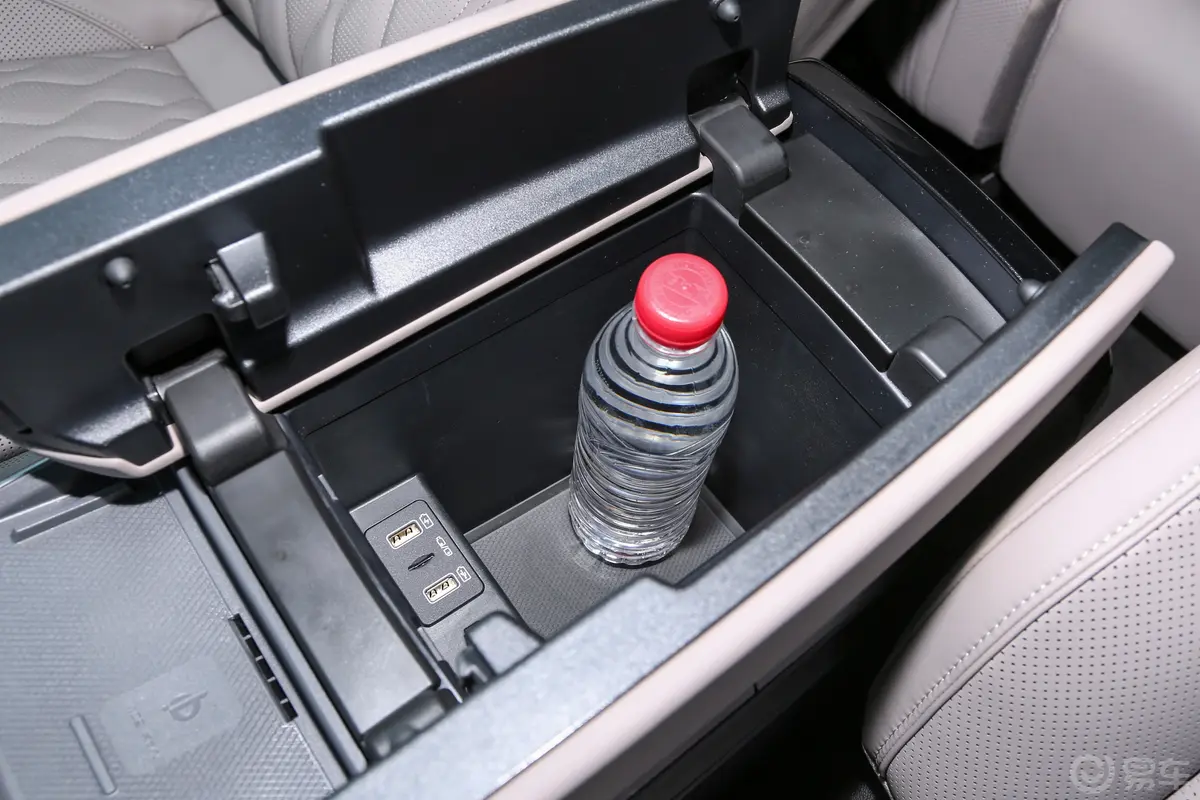 唐新能源EV 冠军版 600km 前驱尊享型 7座前排扶手箱储物格