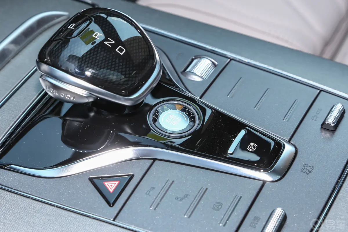 唐新能源EV 冠军版 600km 前驱尊享型 7座钥匙孔或一键启动按键