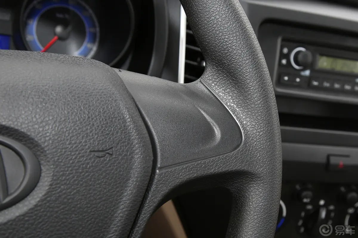 新豹T3渝安1.6L 3.05米栏板单排单后轮舒适型右侧方向盘功能按键