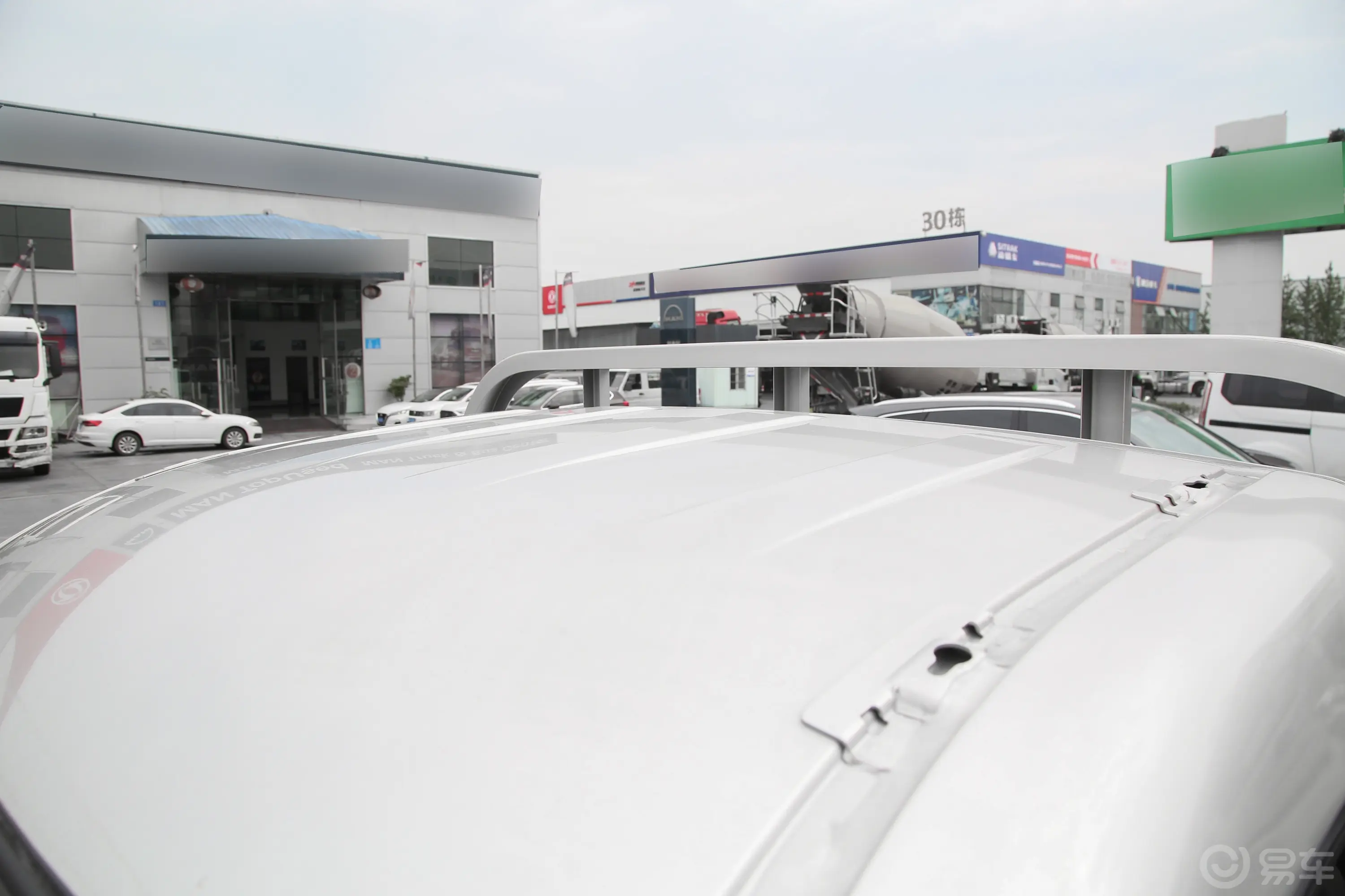 新豹T3渝安1.6L 3.05米栏板单排单后轮舒适型天窗