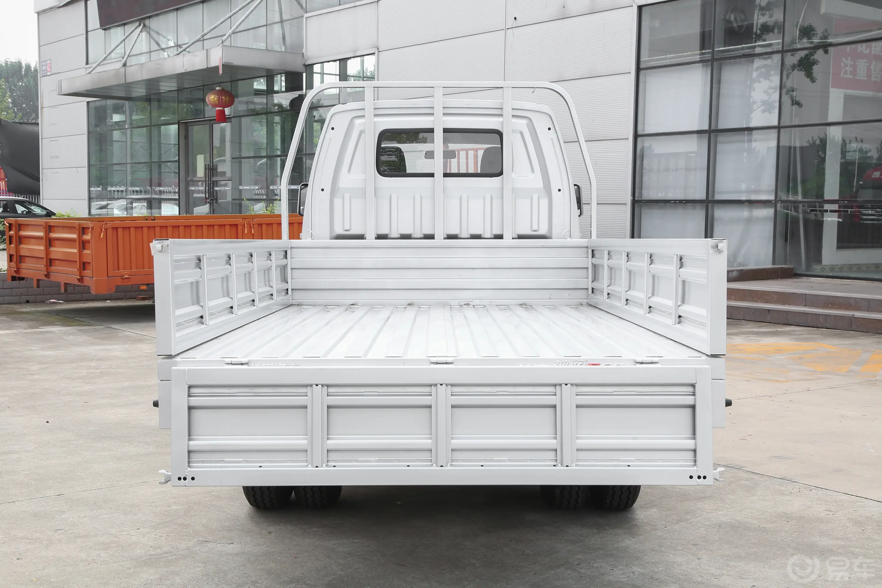 神骐T301.6L 双排3.01米标准车舒适型 CNG后备厢