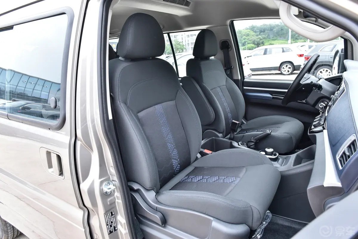 菱智M5 EV客运版 401km 标准型 9座副驾驶座椅