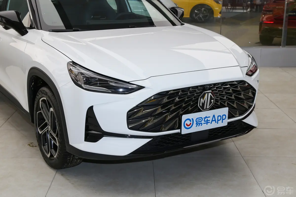 MG ONE1.5T CVT标准版前格栅侧俯拍