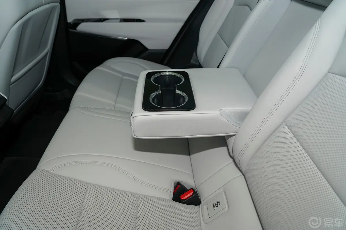 凯迪拉克GT425T 两驱豪华型后排(第二排)中央扶手