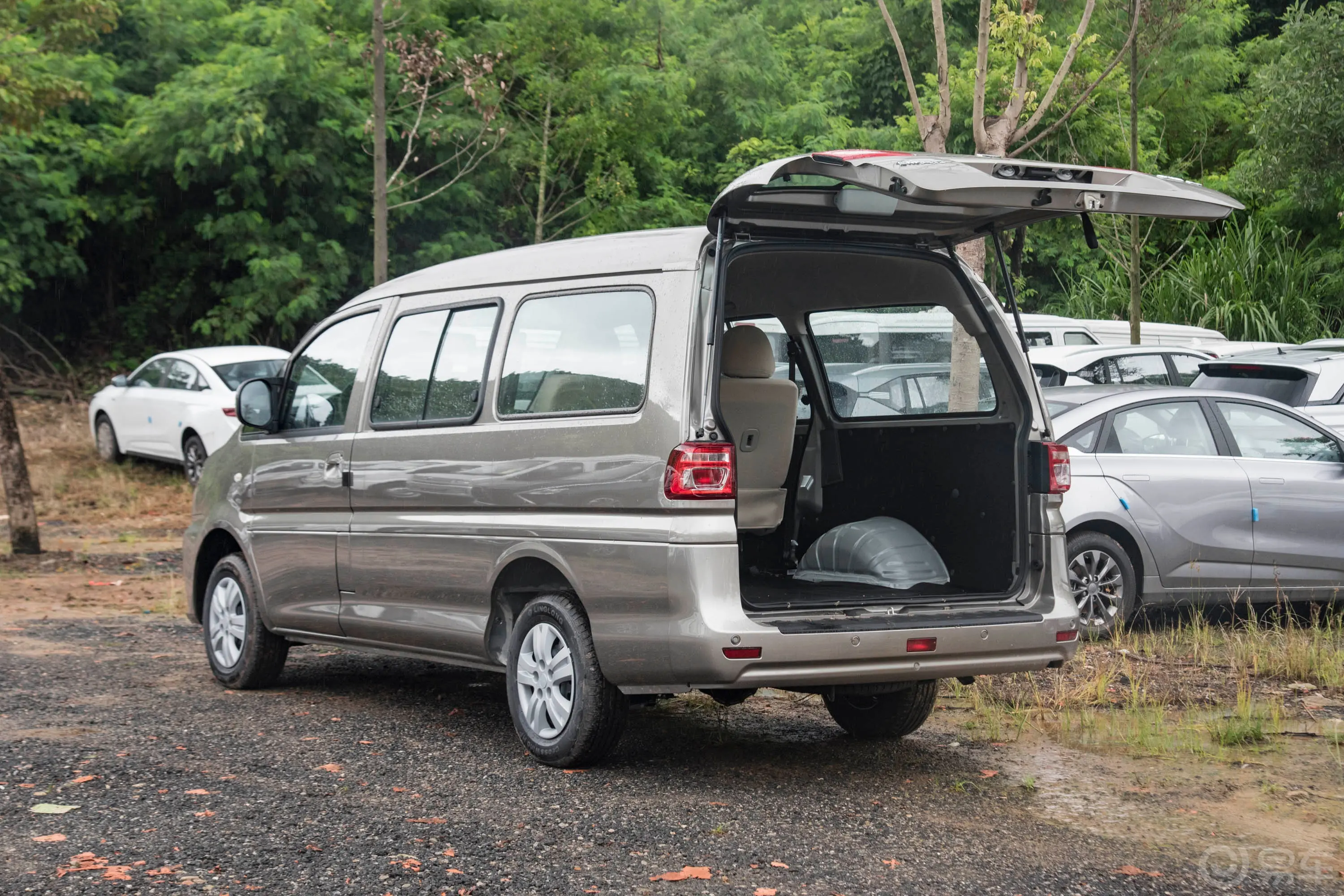 菱智M5 1.6L 实用型 5座后备厢开启45度侧拍