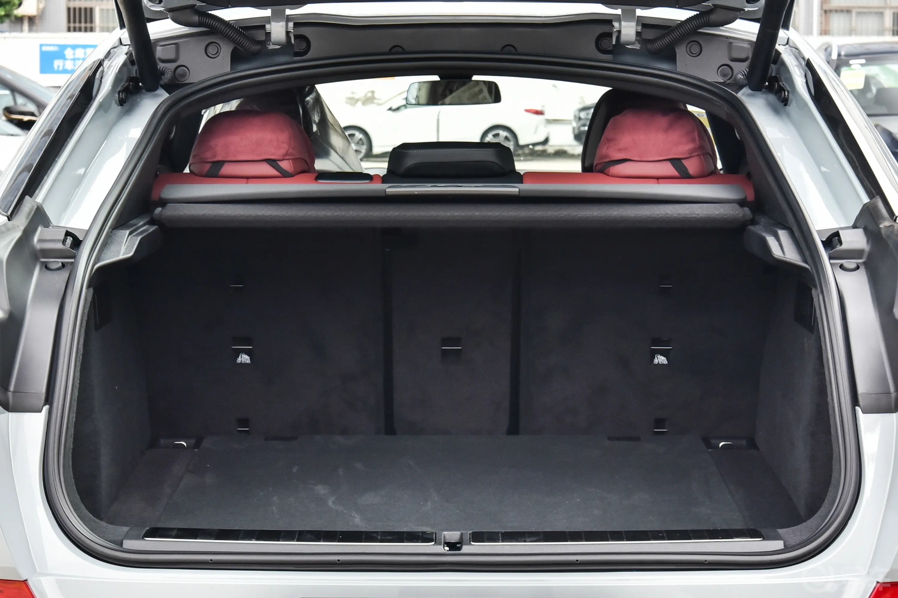 宝马X6改款 xDrive40i 尊享型 M运动套装后备厢空间特写