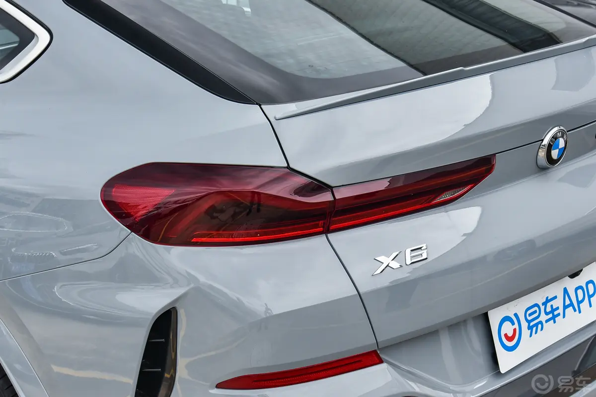 宝马X6改款 xDrive40i 尊享型 M运动套装尾灯侧45度俯拍