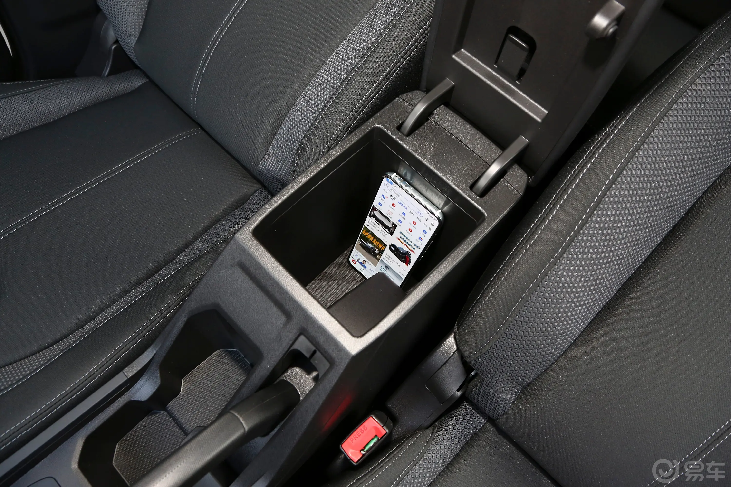 瑞虎3x改款 1.5L 手动电商版前排扶手箱储物格