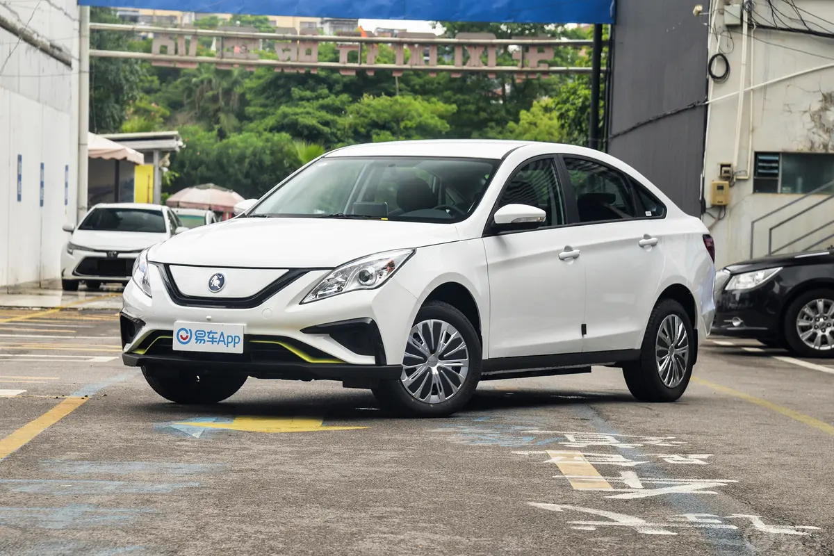 风行S50 EV410km 运营版侧前45度车头向左水平