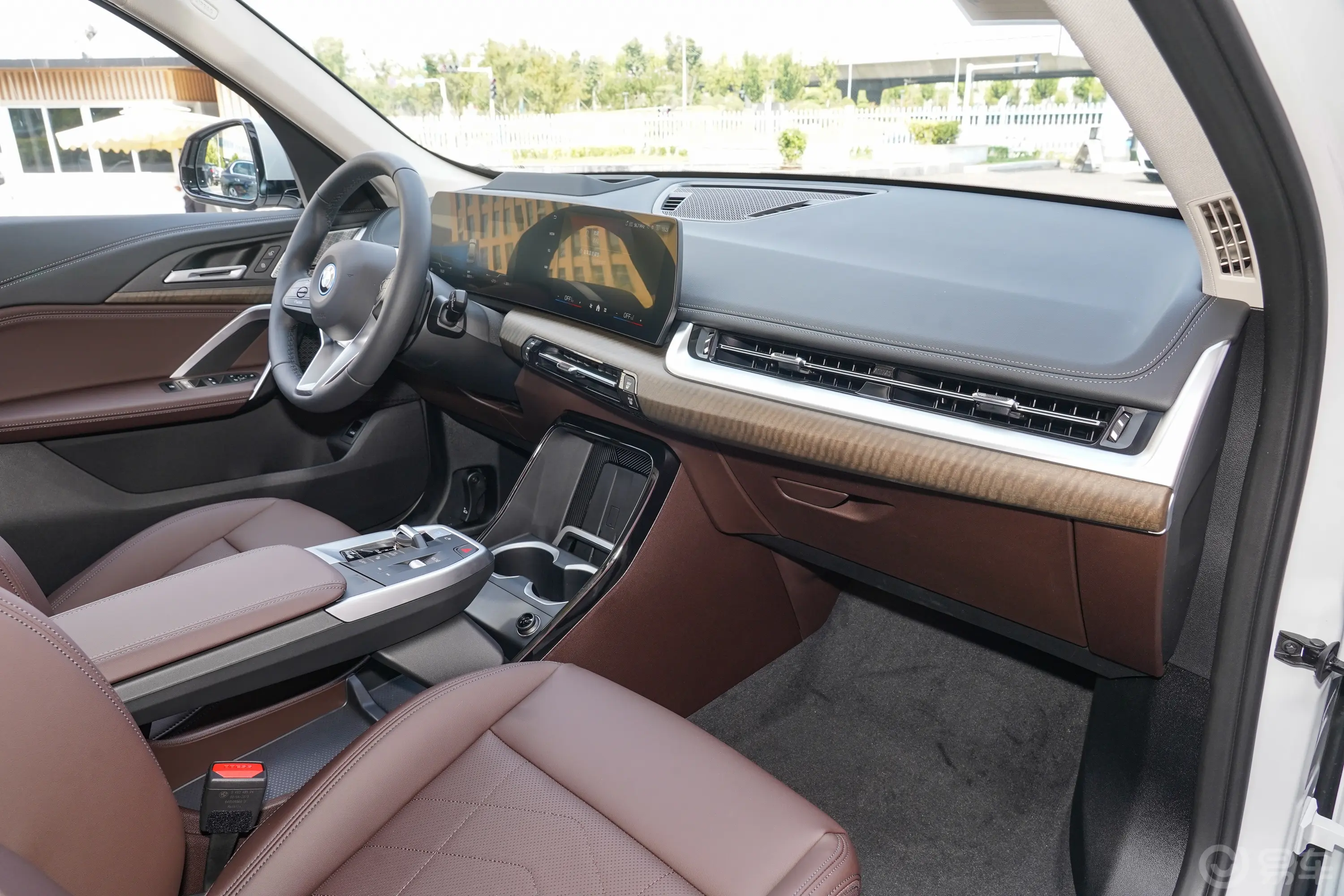 宝马iX1xDrive30L X设计套装内饰全景副驾驶员方向