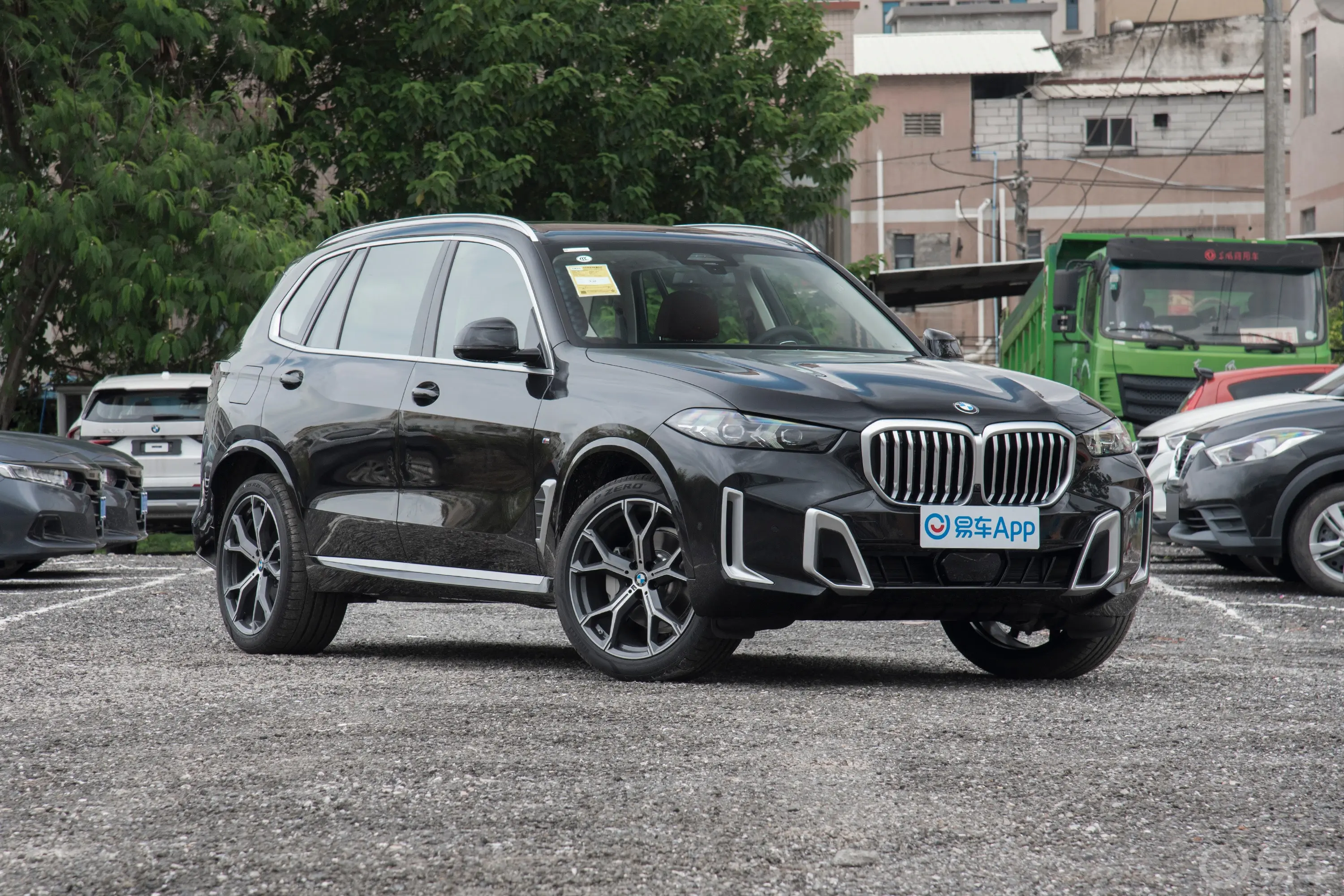 宝马X5xDrive30Li M运动套装侧前45度车头向右水平