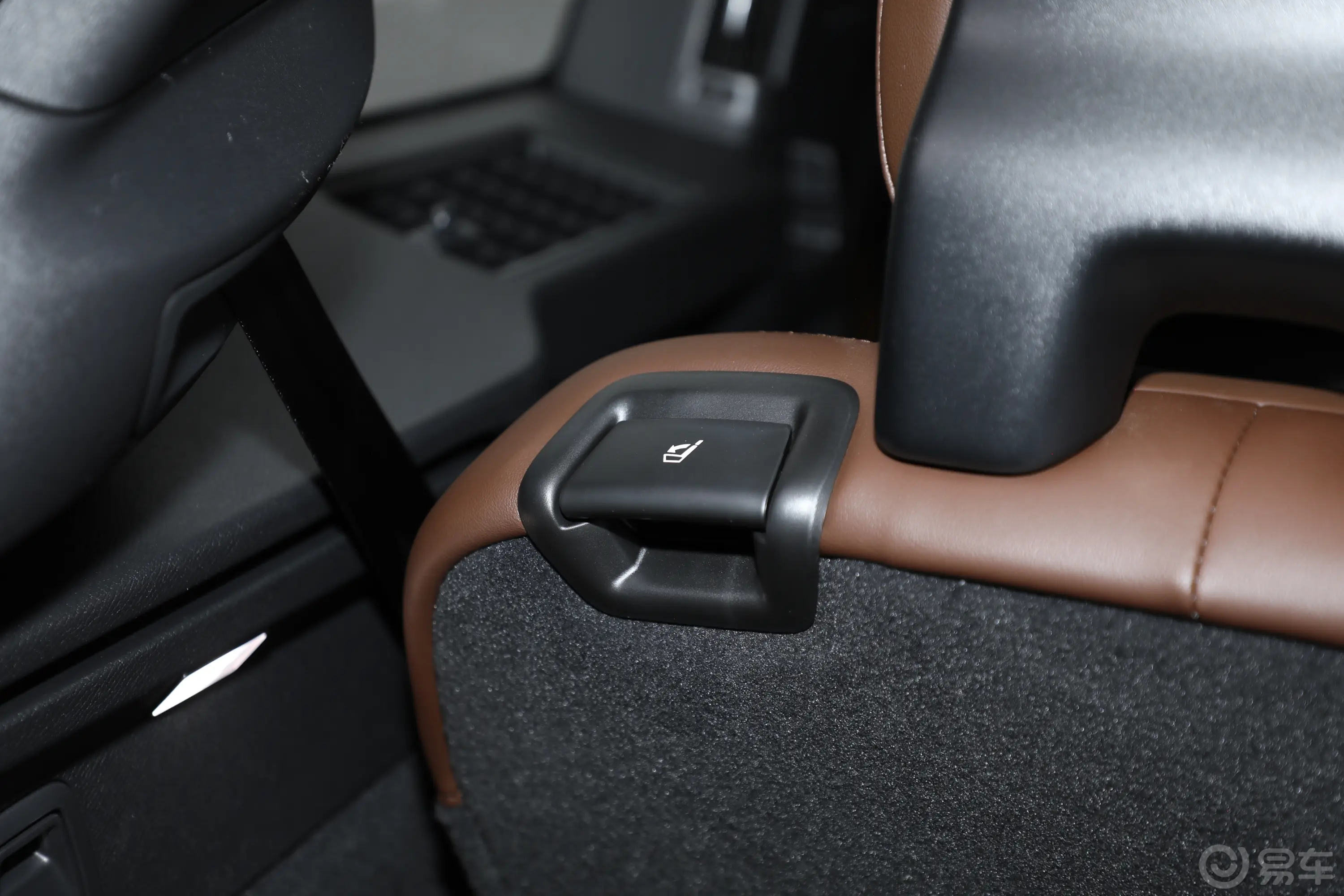 沃尔沃XC90新能源T8 62km 长续航智尊豪华版后备箱内座椅放倒按钮