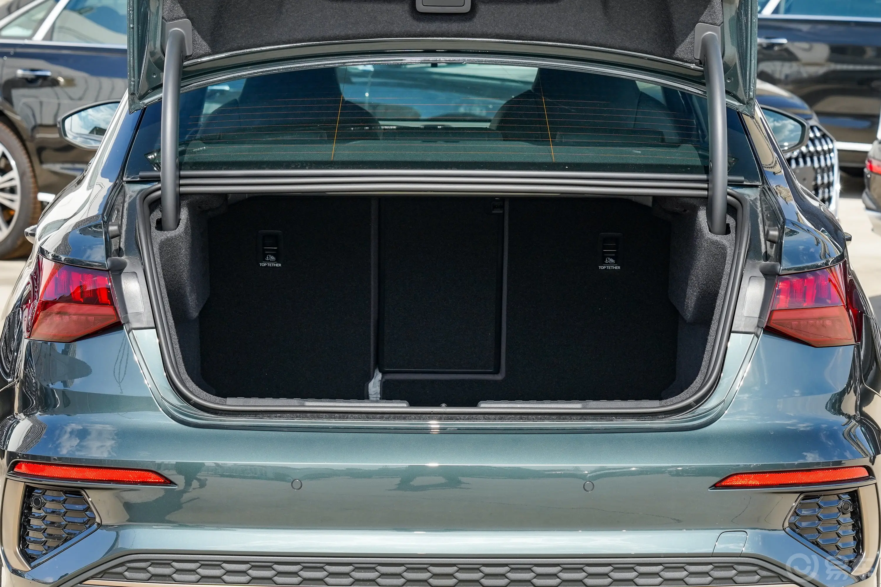 奥迪A3A3L Limousine 35 TFSI RS套件燃速型后备厢空间特写