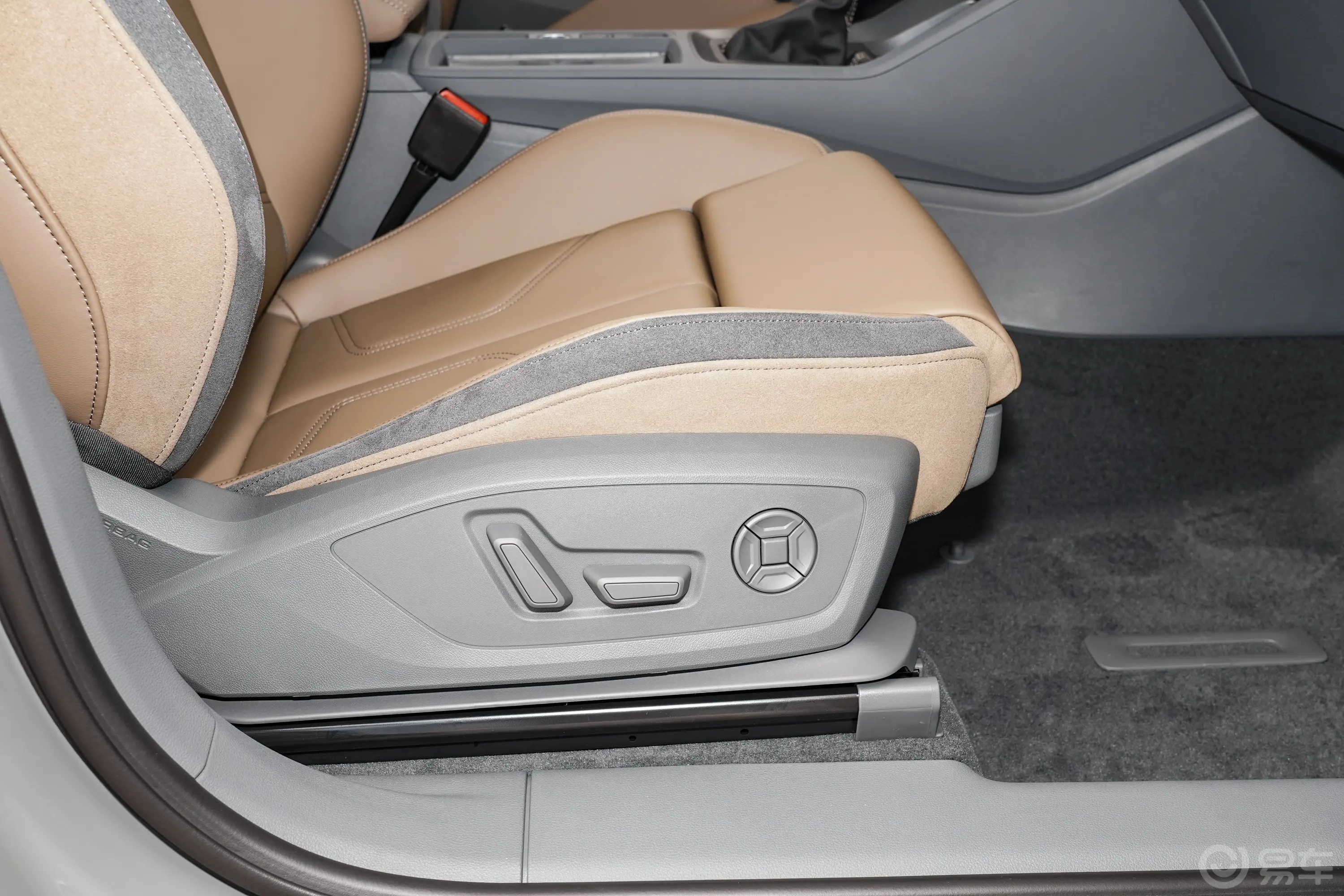 奥迪Q340 TFSI 时尚动感型上市版副驾座椅调节