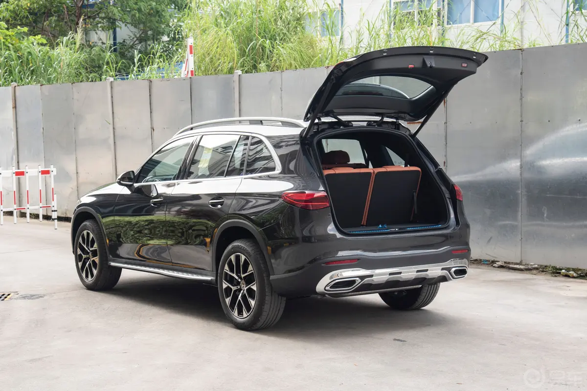 奔驰GLC改款  GLC 260 L 4MATIC 动感型 7座后备厢开启45度侧拍