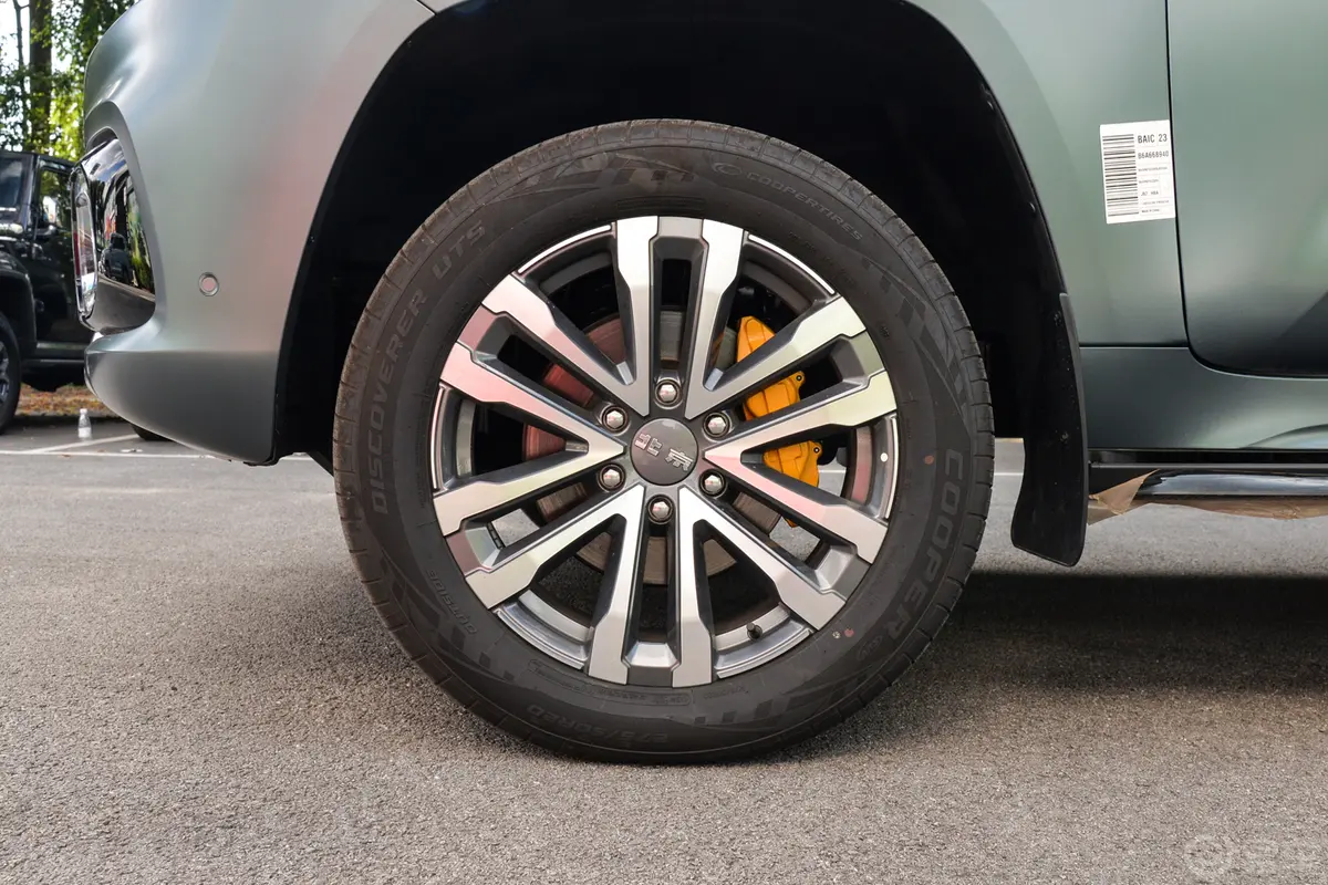 北京越野BJ602.0T 十一版 7座 汽油前轮毂造型