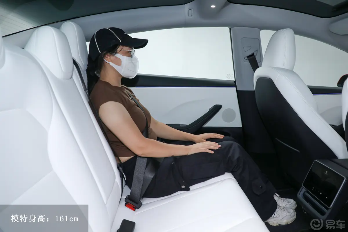 Model 3713km 长续航全轮驱动版后排空间体验