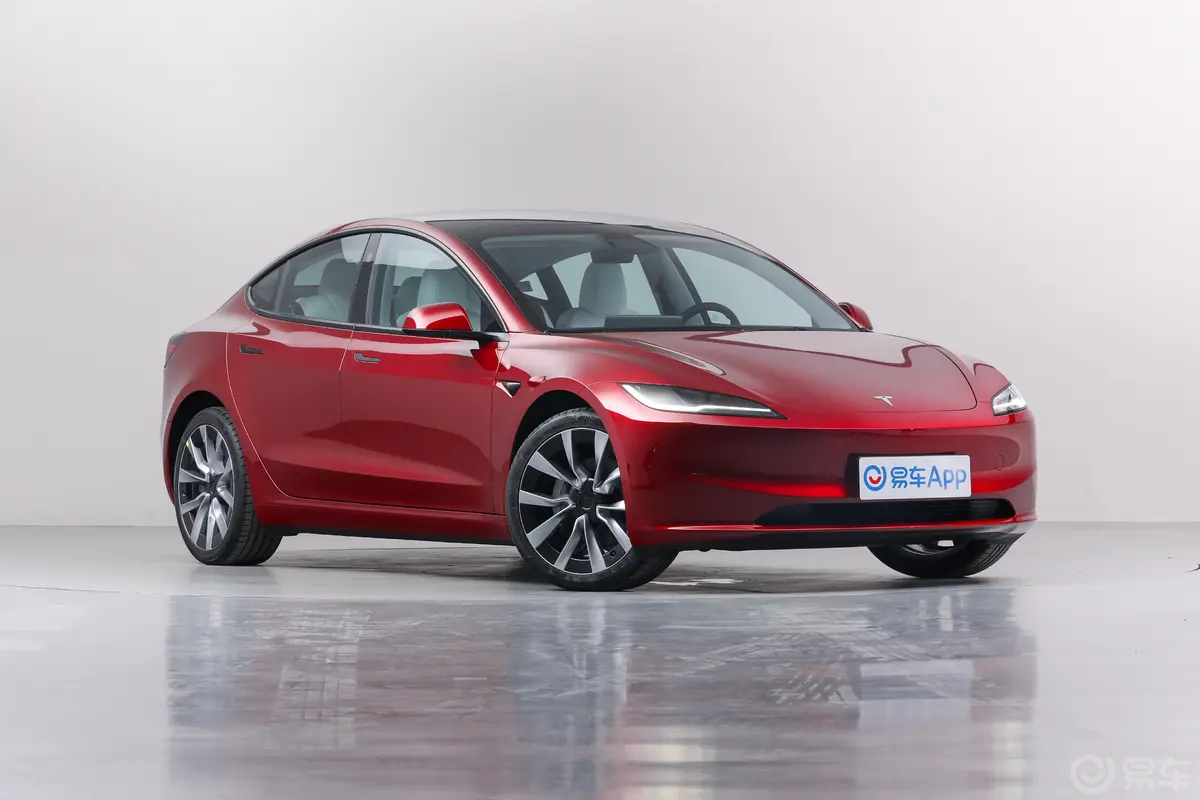 Model 3713km 长续航全轮驱动版侧后45度车头向左水平