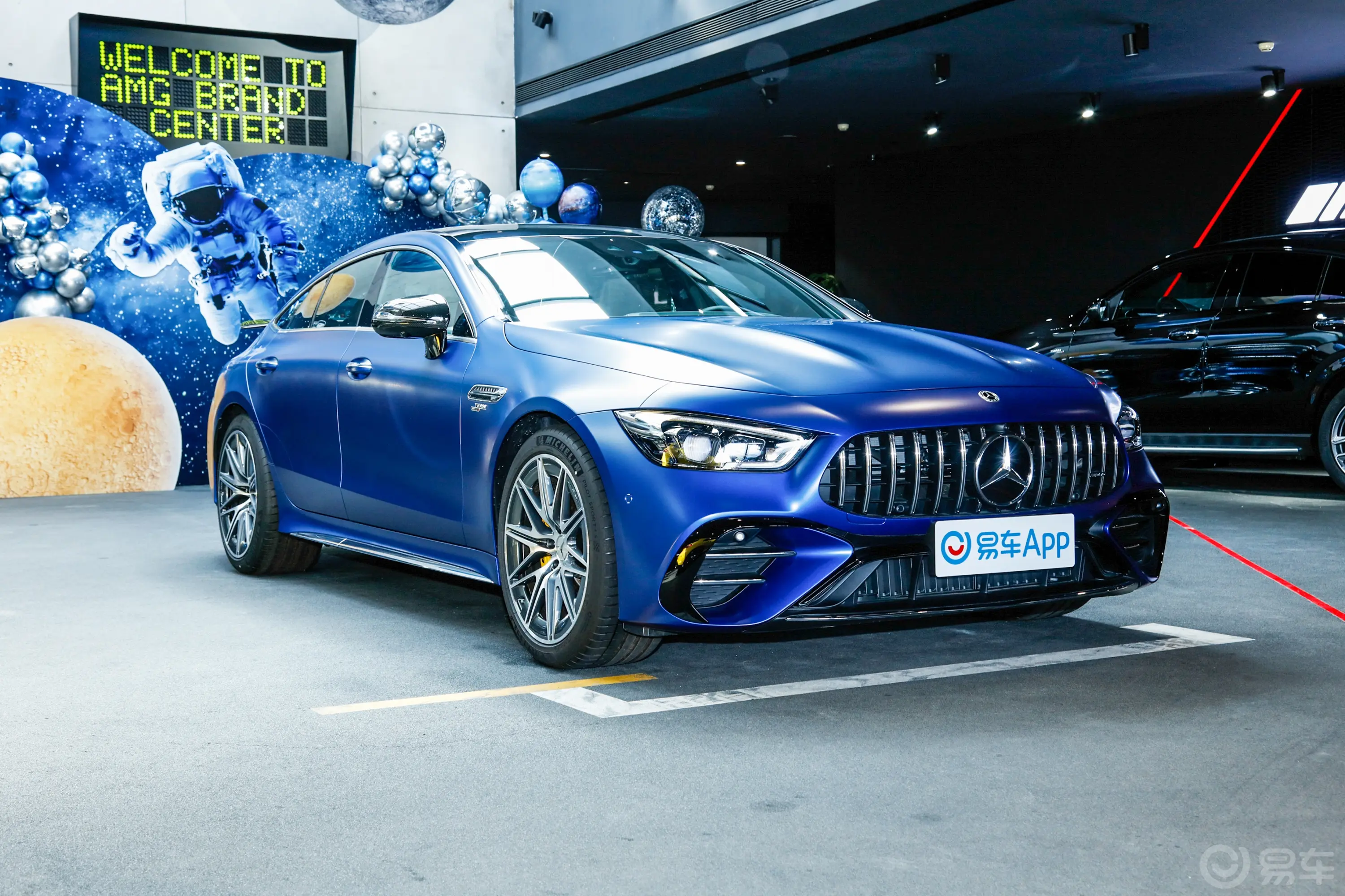 奔驰GT AMGAMG GT 53 4MATIC+ 四门跑车侧前45度车头向右水平