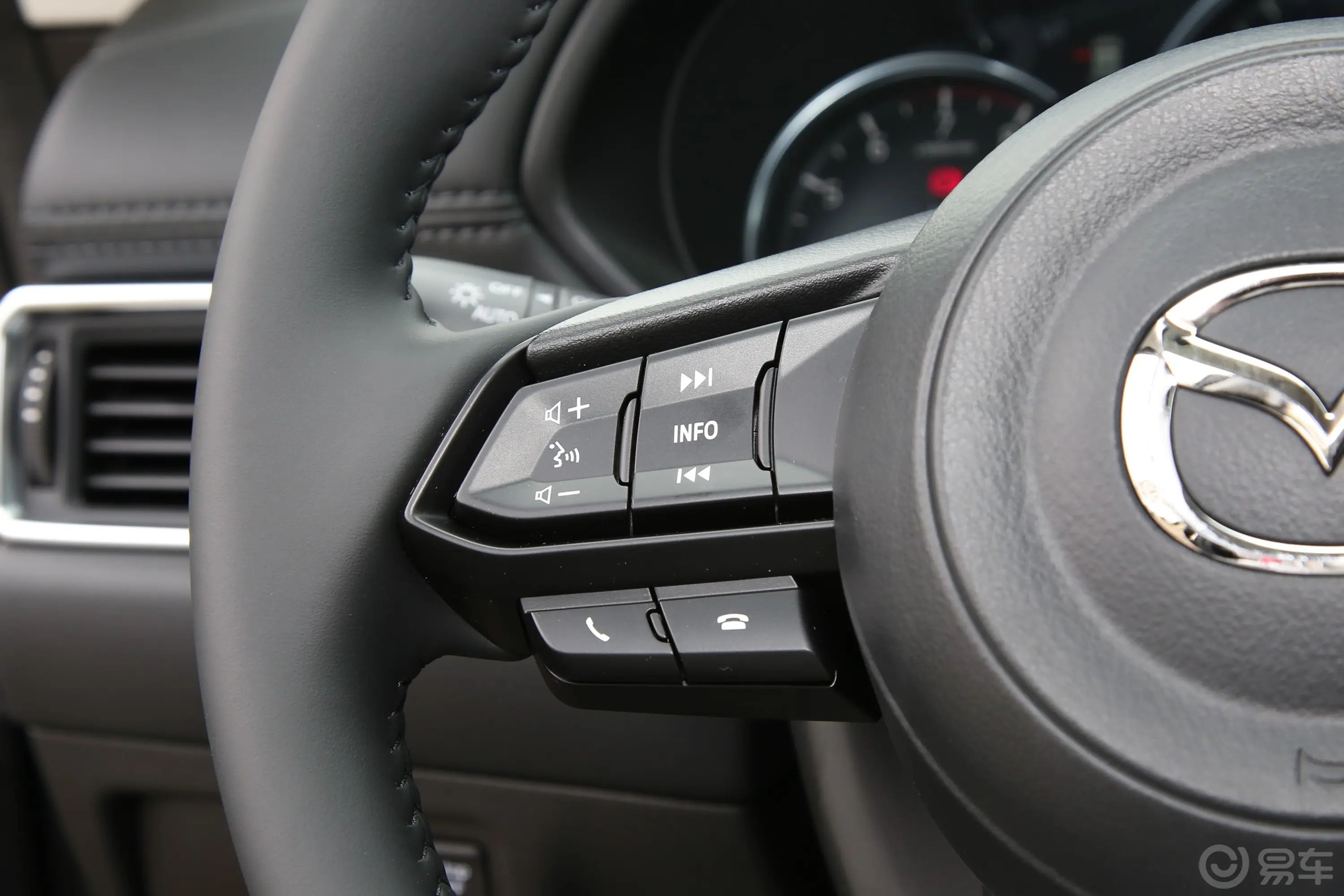 马自达CX-52.0L 两驱智尚型左侧方向盘功能按键