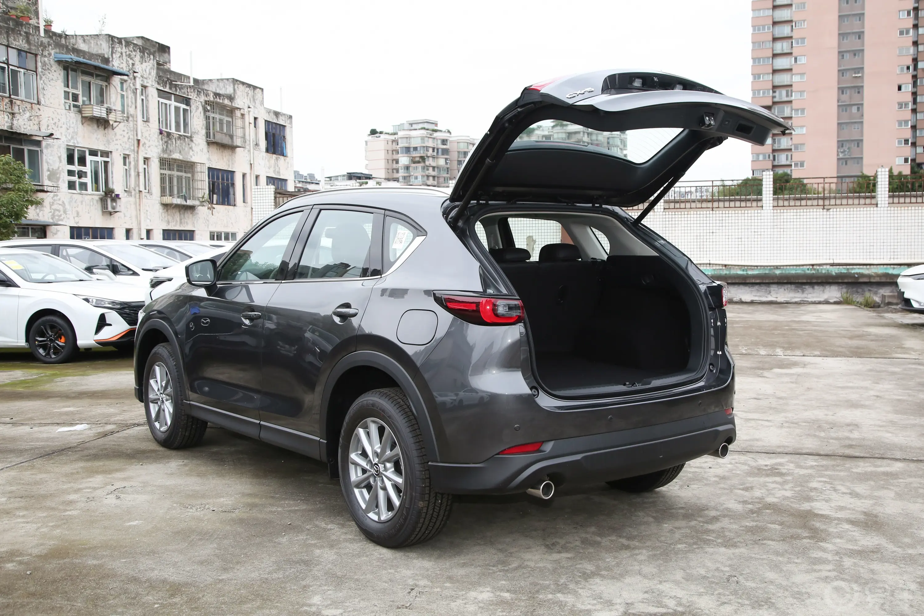 马自达CX-52.0L 两驱智雅型后备厢开启45度侧拍