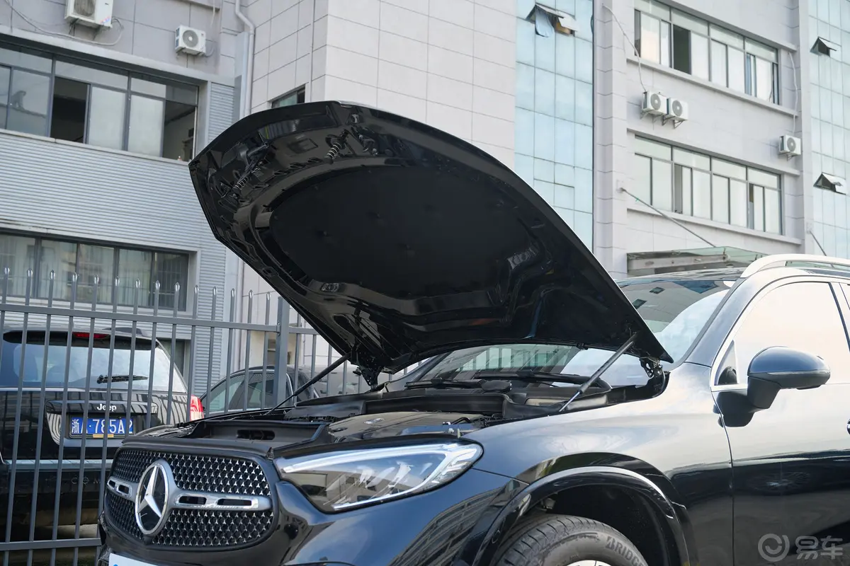 奔驰GLC改款 GLC 260 L 4MATIC 豪华型 7座发动机舱盖内侧