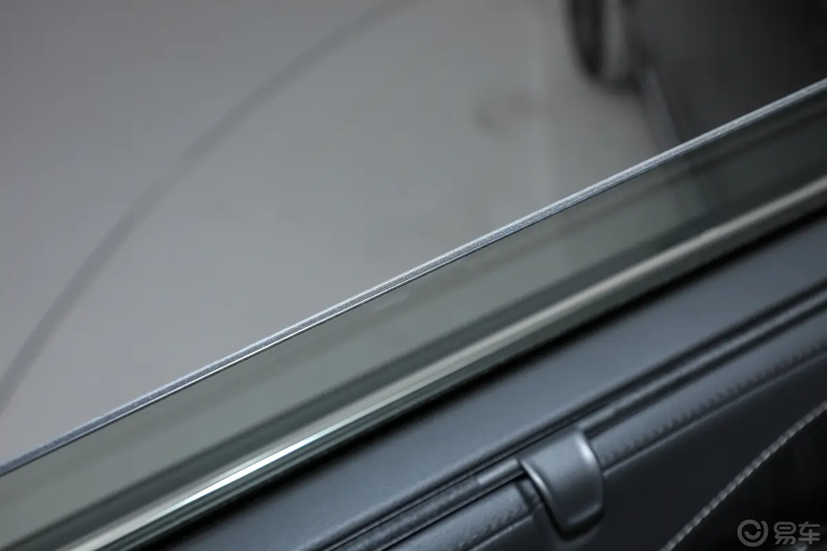 沃尔沃XC90B6 智雅豪华版 7座后排玻璃材质特写
