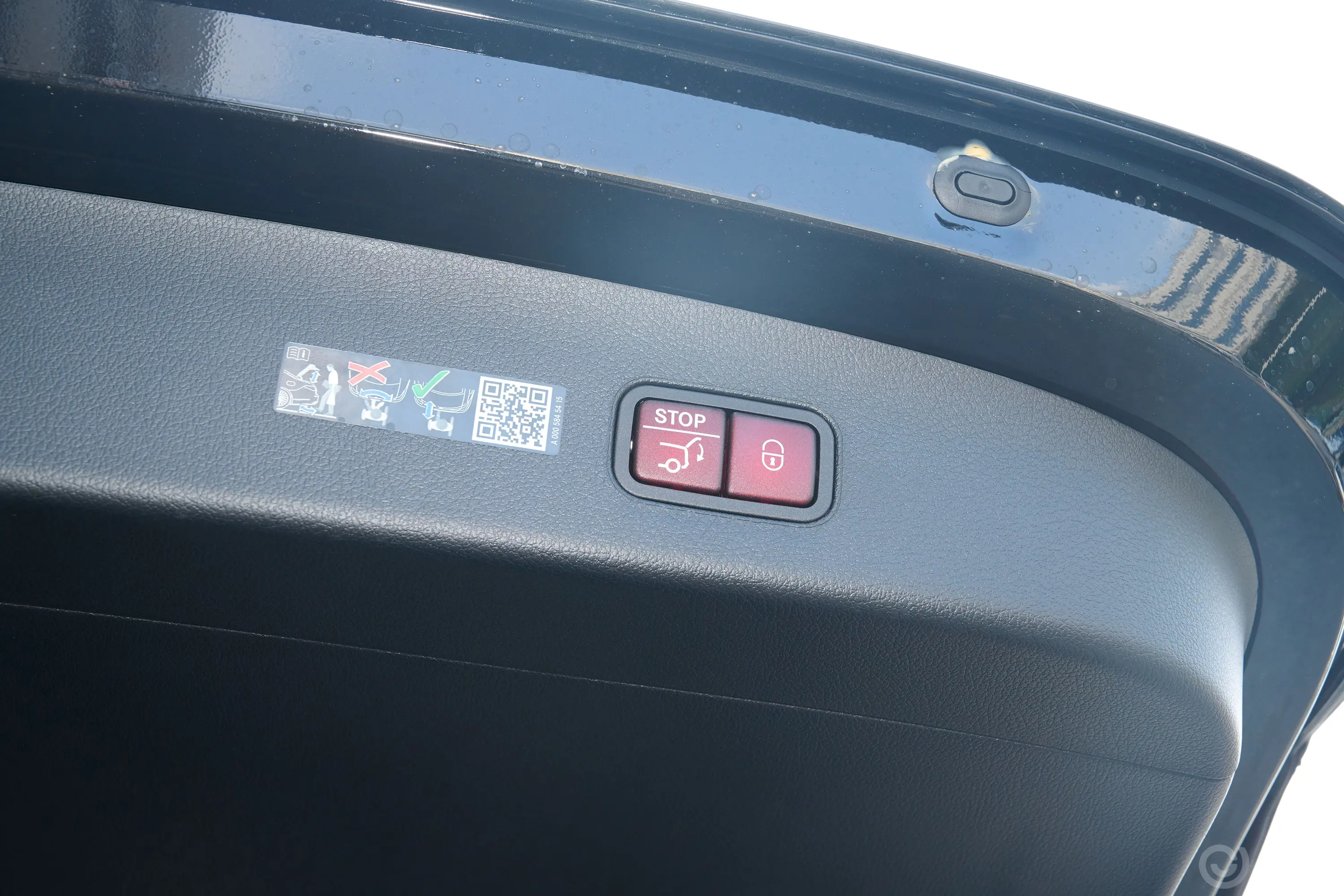 奔驰GLC改款 GLC 300 L 4MATIC 动感型 5座电动尾门按键（手动扶手）