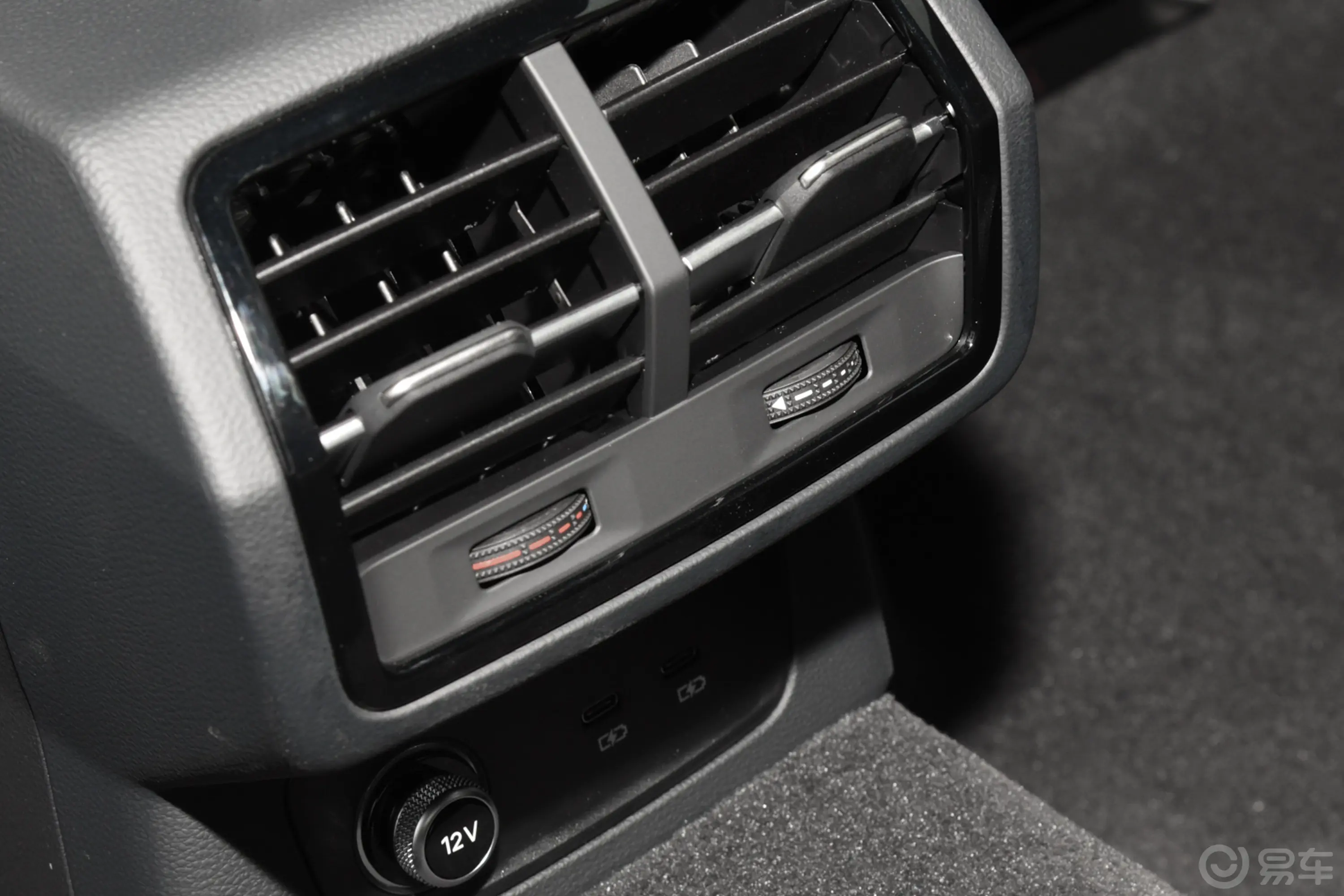 奥迪Q3 Sportback40 TFSI RS套件燃速型后排空调控制键