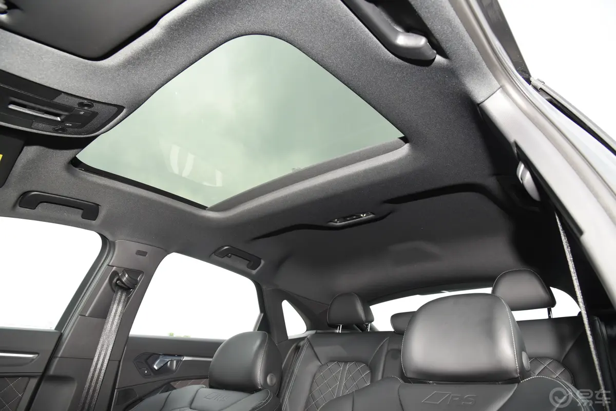 奥迪Q3 Sportback40 TFSI RS套件燃速型天窗内拍关闭