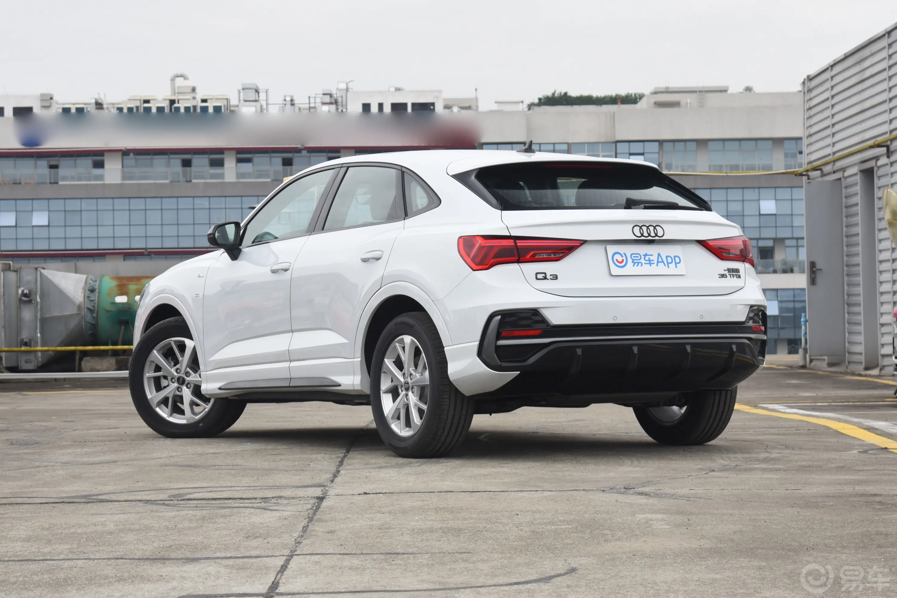 奥迪Q3 Sportback35 TFSI 进取型侧后45度车头向左水平