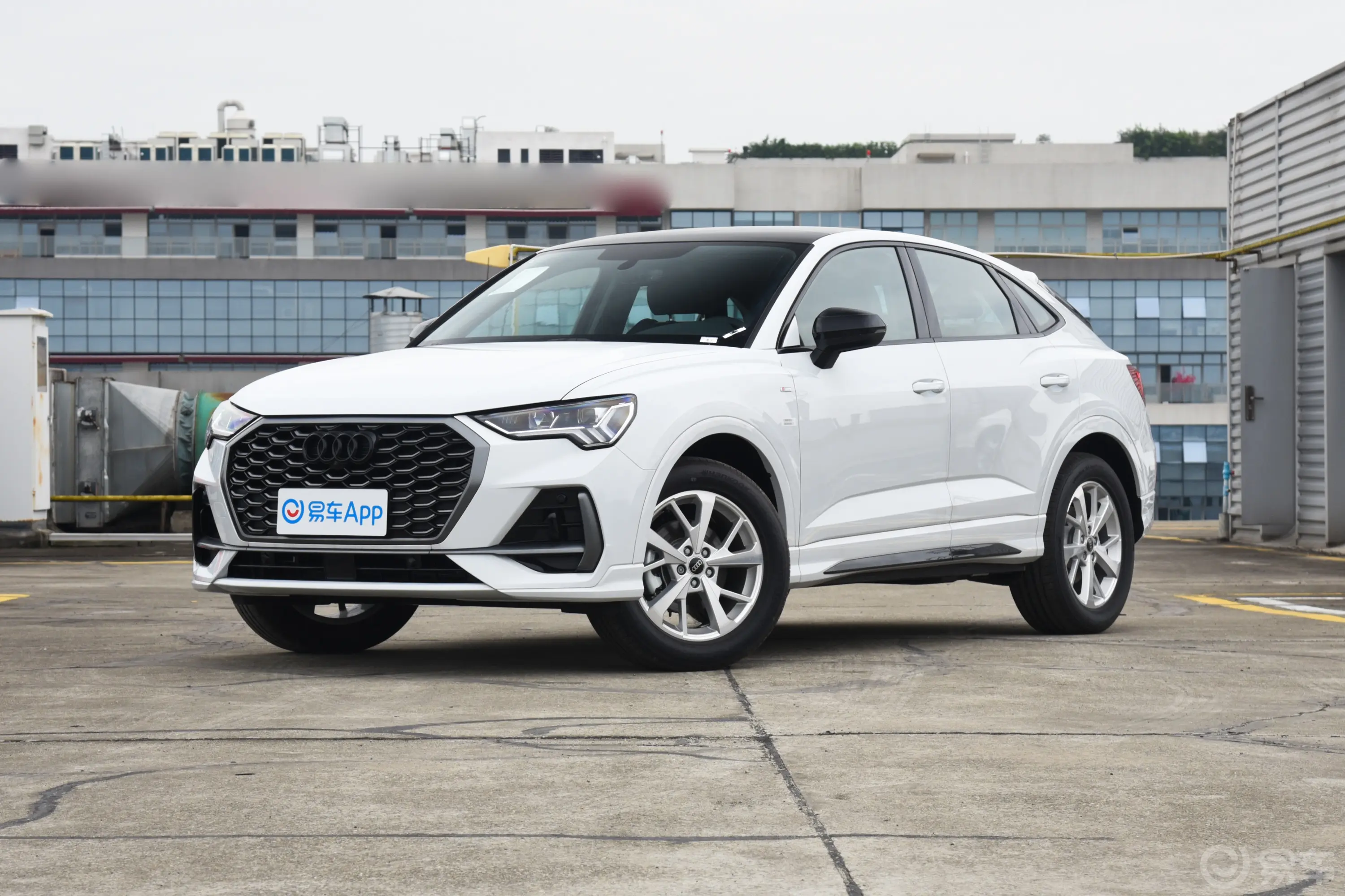 奥迪Q3 Sportback35 TFSI 进取型侧前45度车头向左水平