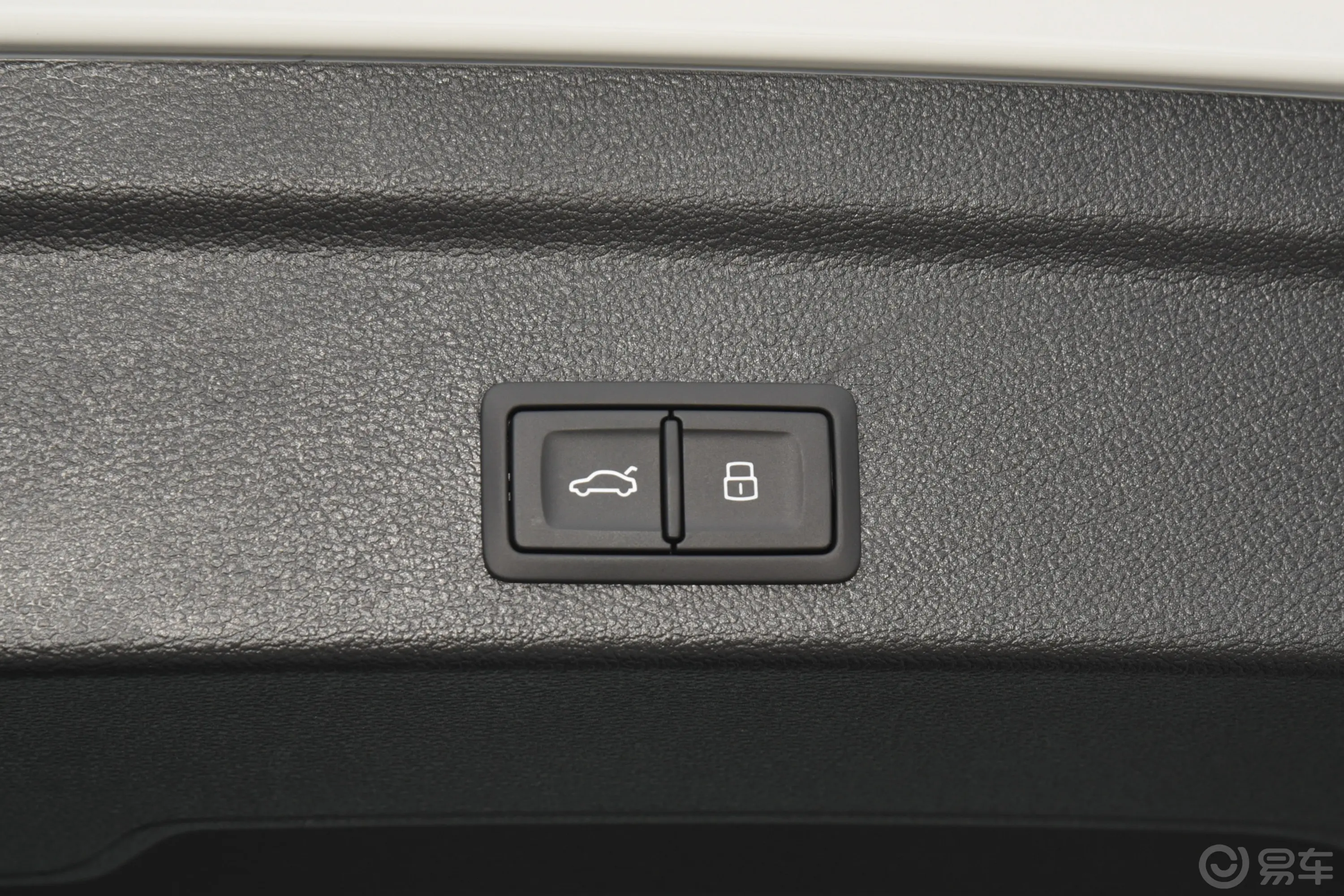 奥迪Q3 Sportback35 TFSI 进取型电动尾门按键（手动扶手）