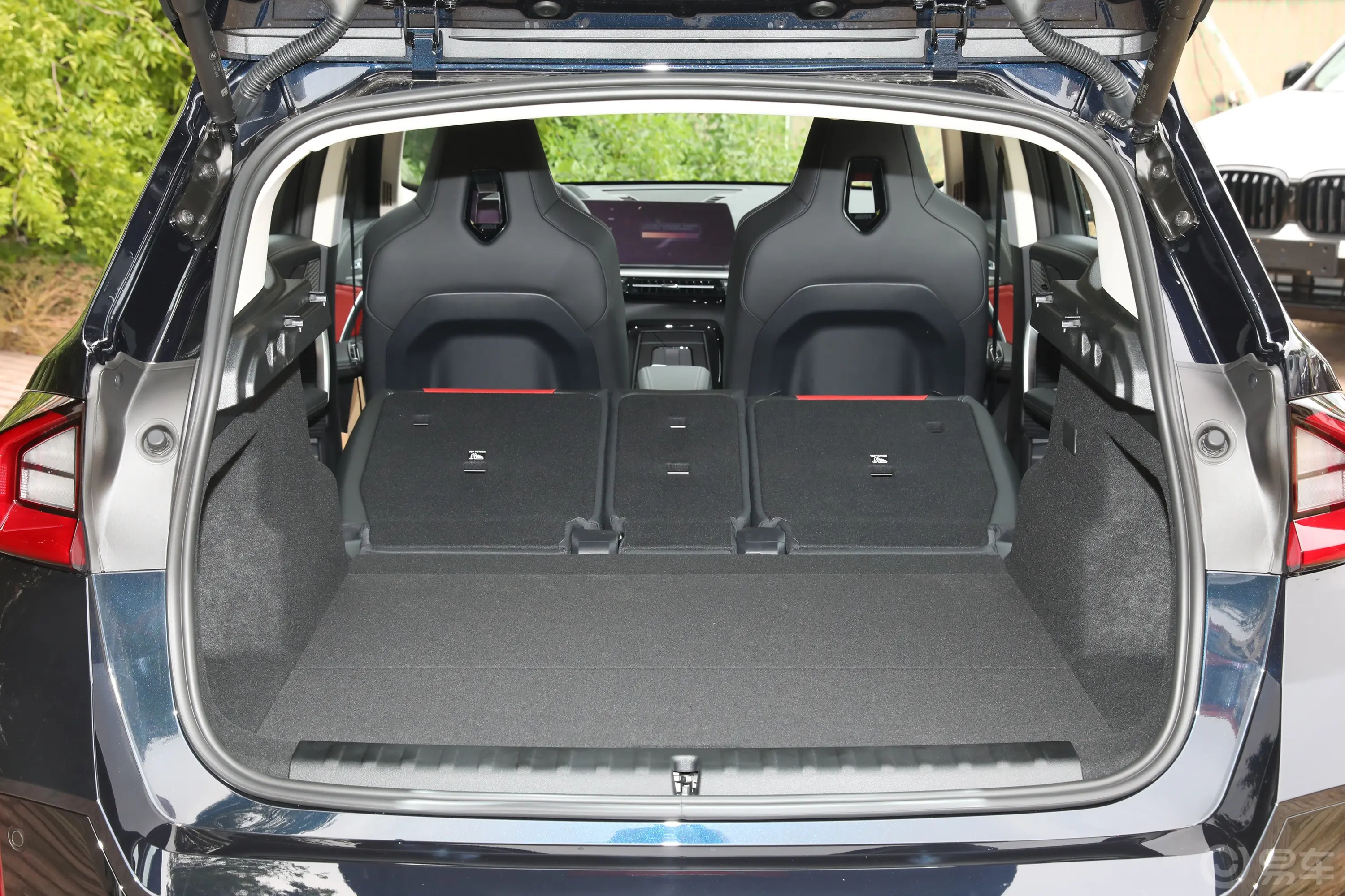 宝马iX1xDrive30L M运动套装两排全部放倒