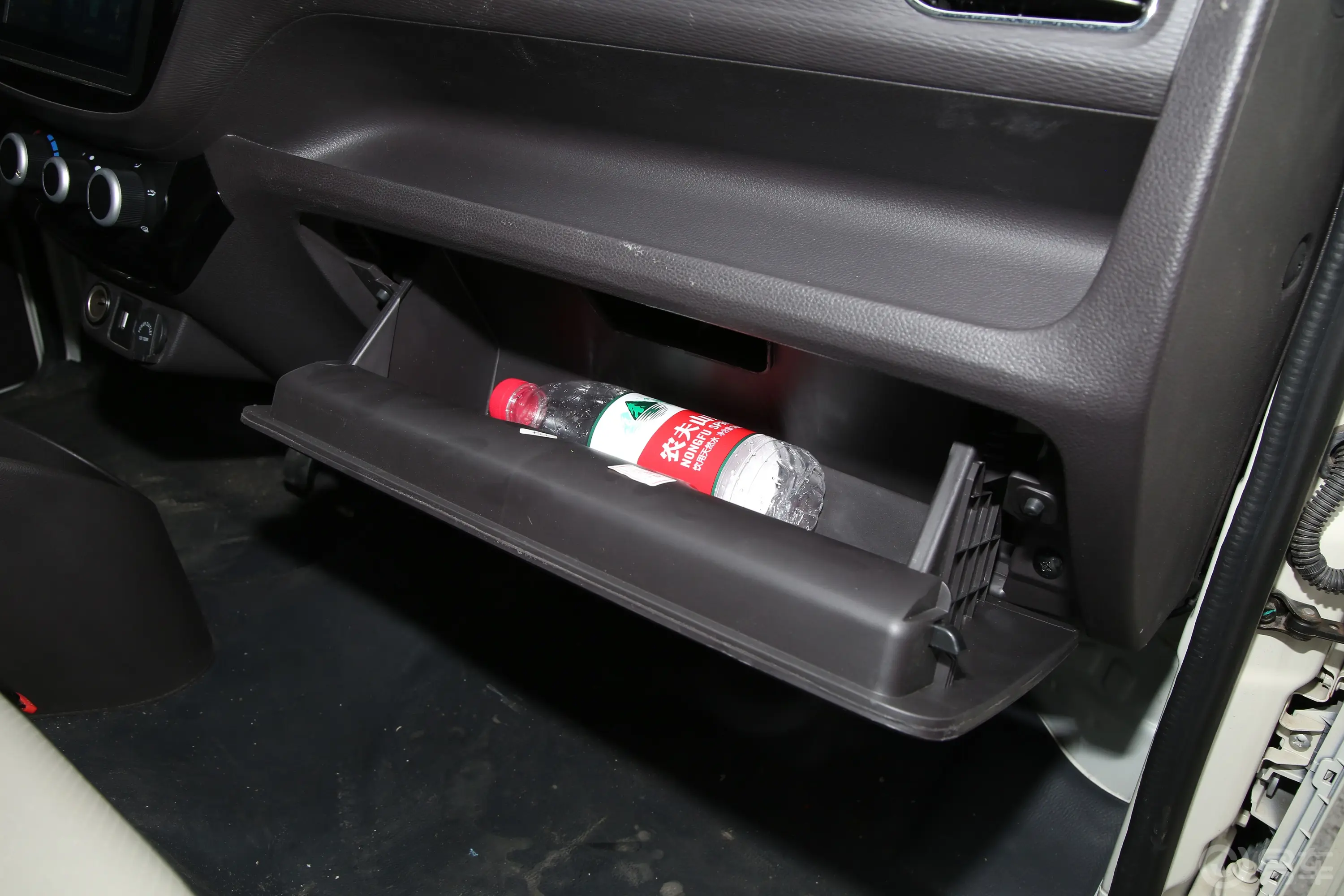 祥菱M EV260km M2 标轴厢式车手套箱空间水瓶横置
