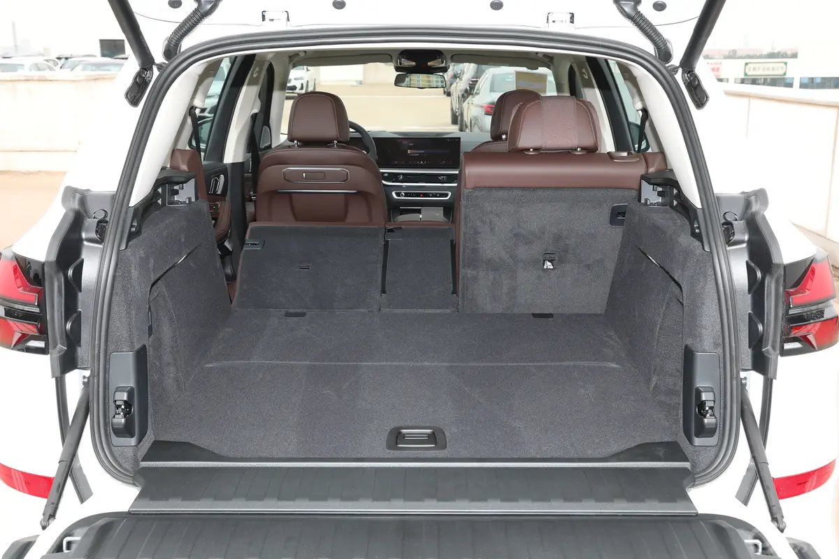 宝马X5xDrive30Li 尊享型M运动套装后备厢