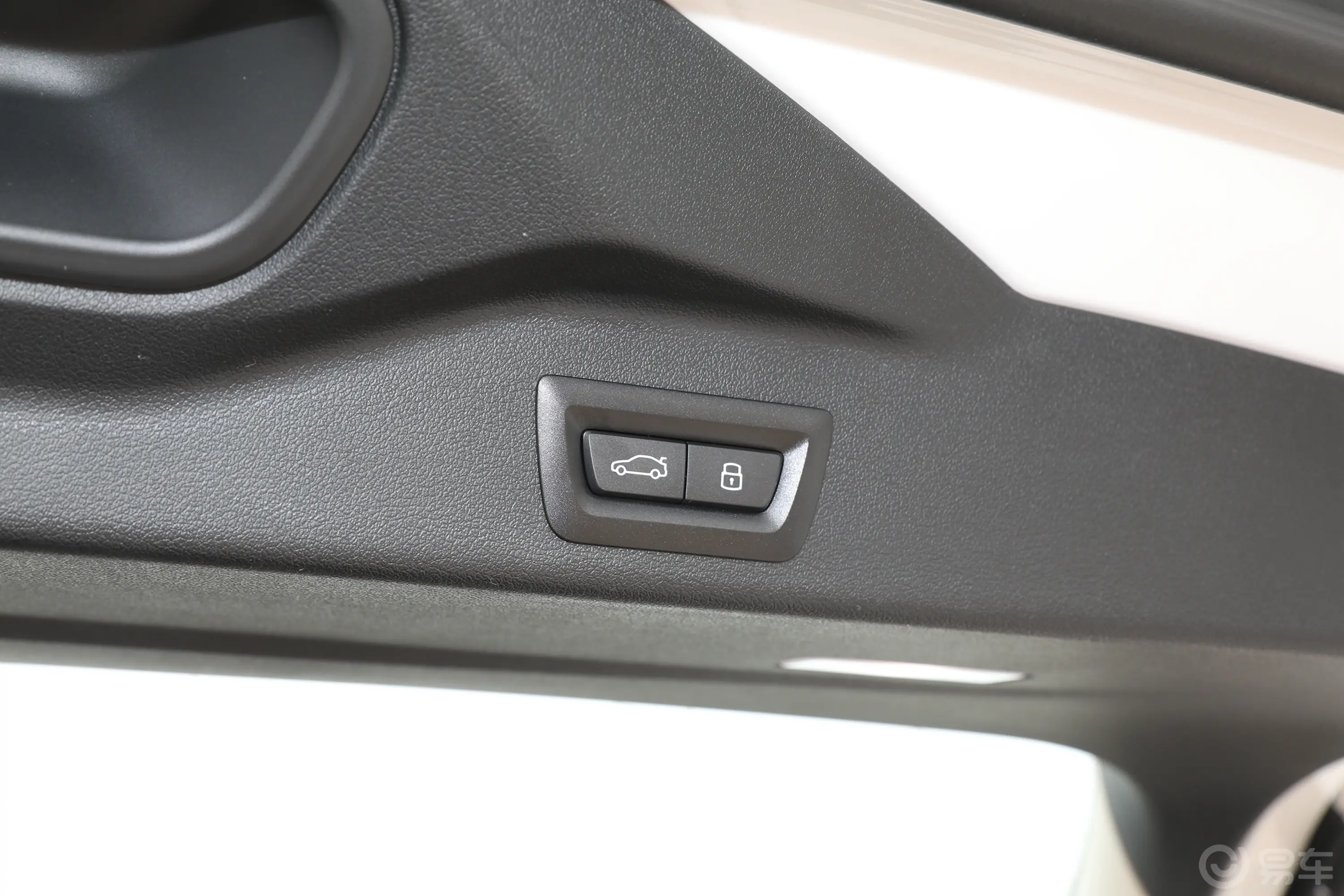 宝马X5xDrive30Li 尊享型M运动套装电动尾门按键（手动扶手）