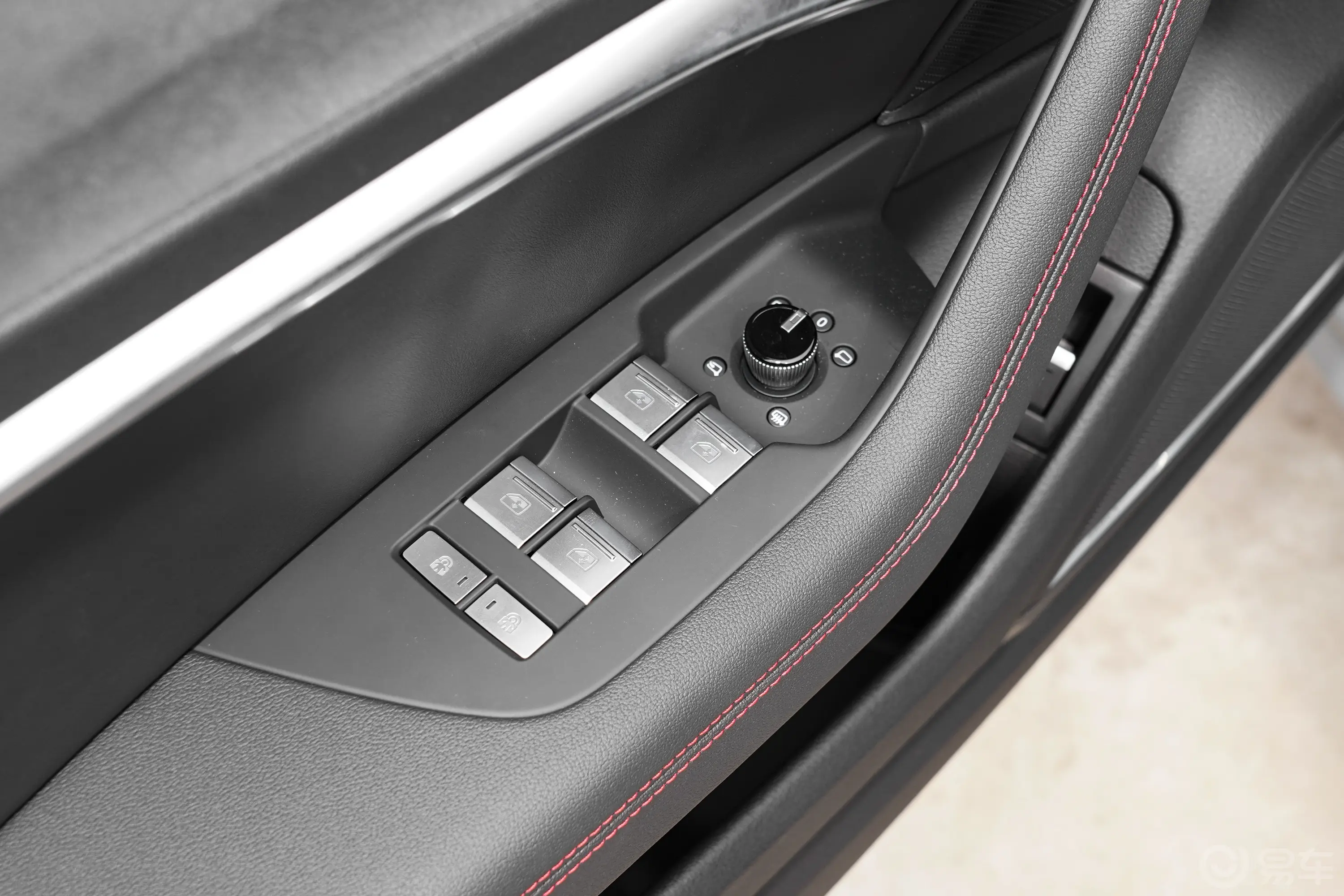 奥迪S72.9T Sportback 竞技限量版车窗调节整体
