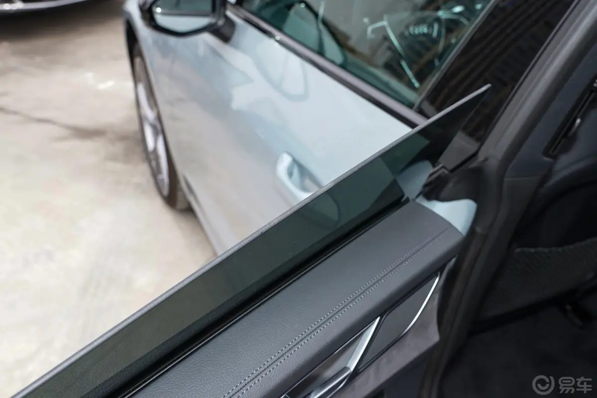 奥迪S72.9T Sportback 竞技限量版后排玻璃材质特写